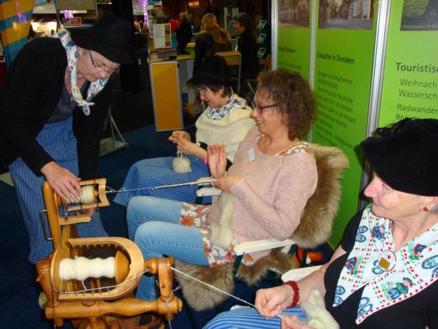 Die Bocholter Kollegin erlernt das Handwerk des "Spinnens"