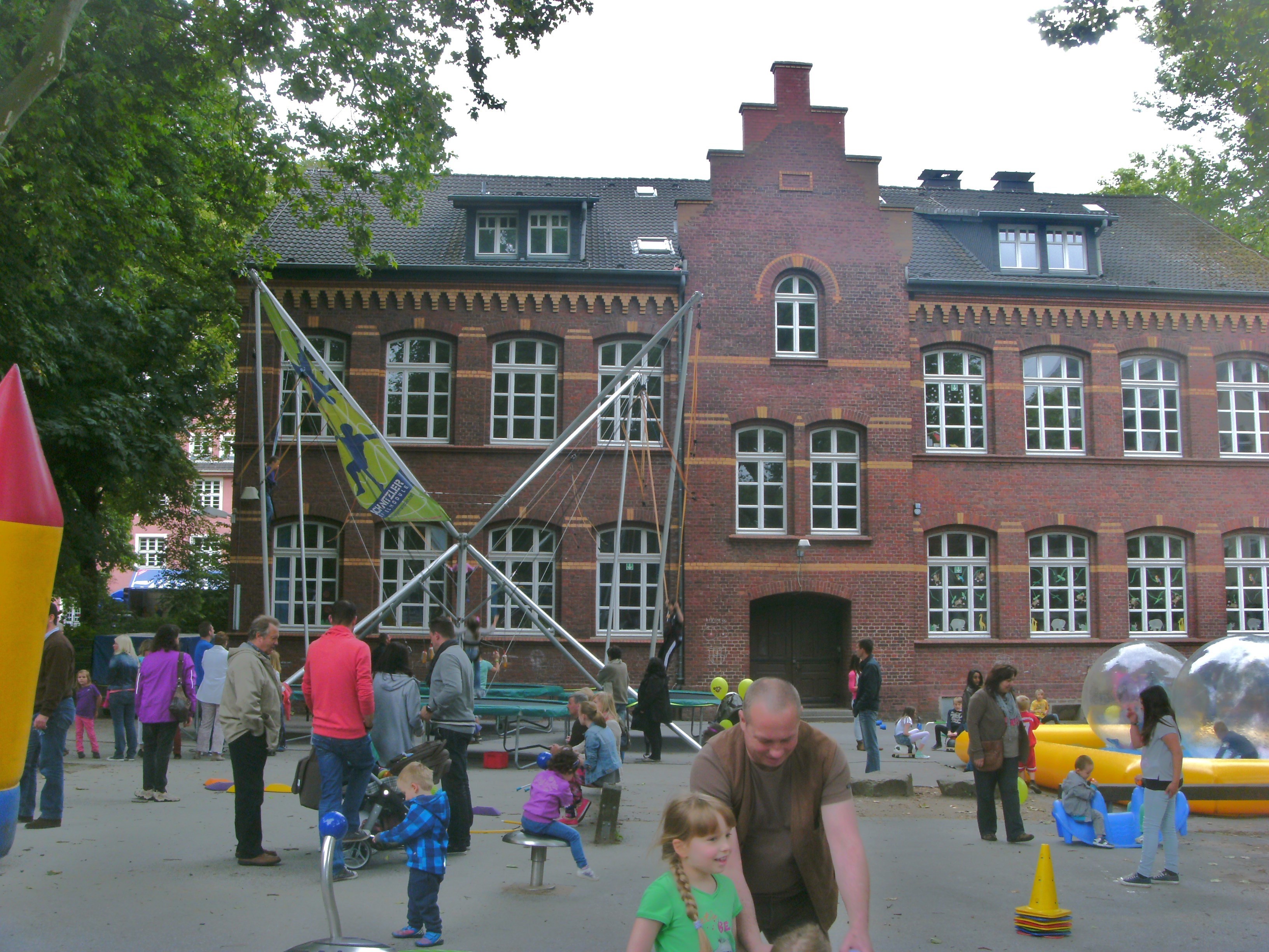 Die Nikolausschule in Stoppenberg, eine der Grundschulen im Essener Norden, die wegen geringer Schüler*innenzahlen bereits aufgegeben wurde. Jetzt - mit schnell wachsenden Schulanmeldungen - ist sie als Glücksfall eines der Schulgebäude, die mit recht kleinem Sanierungsaufwand wieder als Grundschule genutzt werden können.