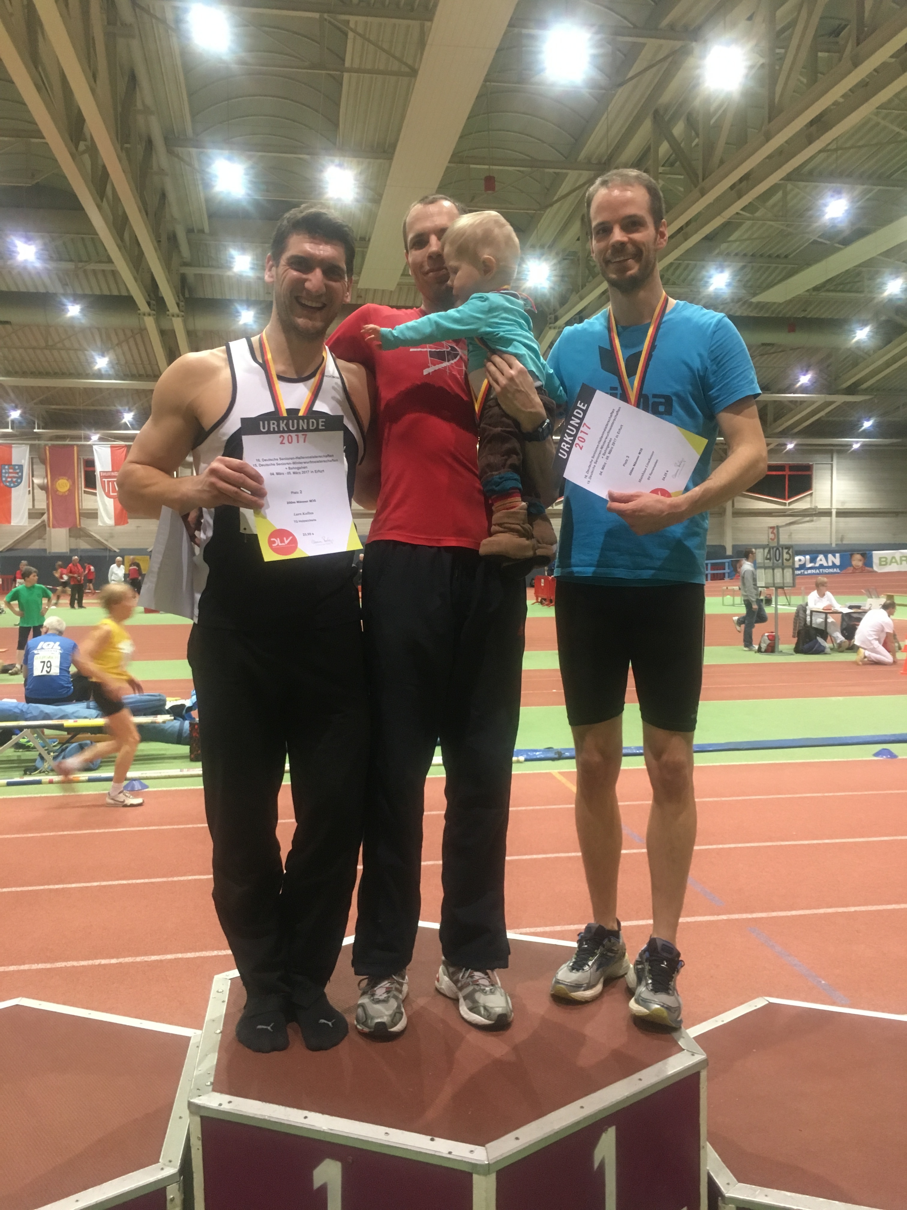 Lars Kallus (l.) freut sich über die Medaillen.