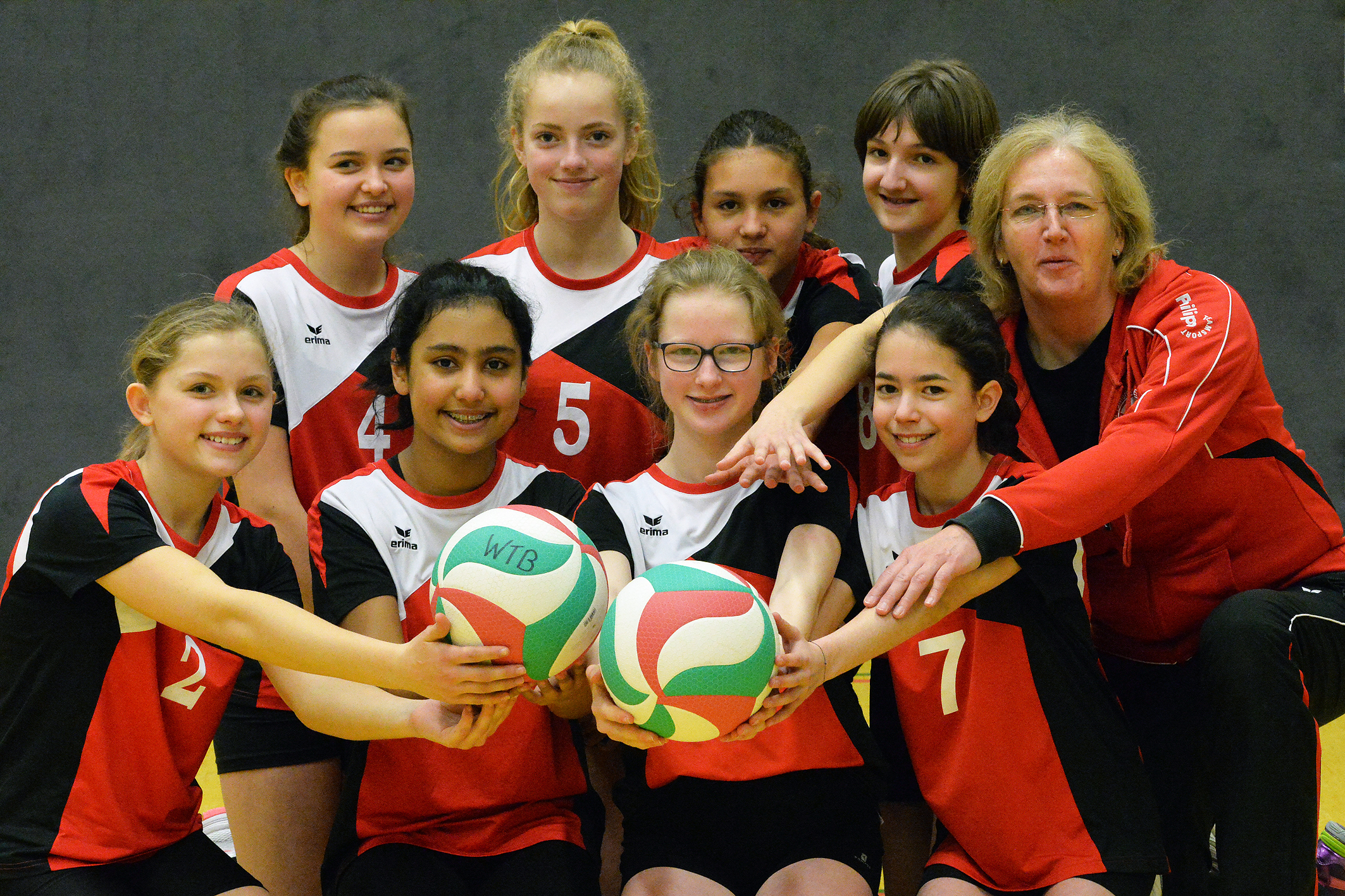 Die weibliche U14 des WTB und ihre Trainerin Susanne Heimeshoff.
Foto: Bangert