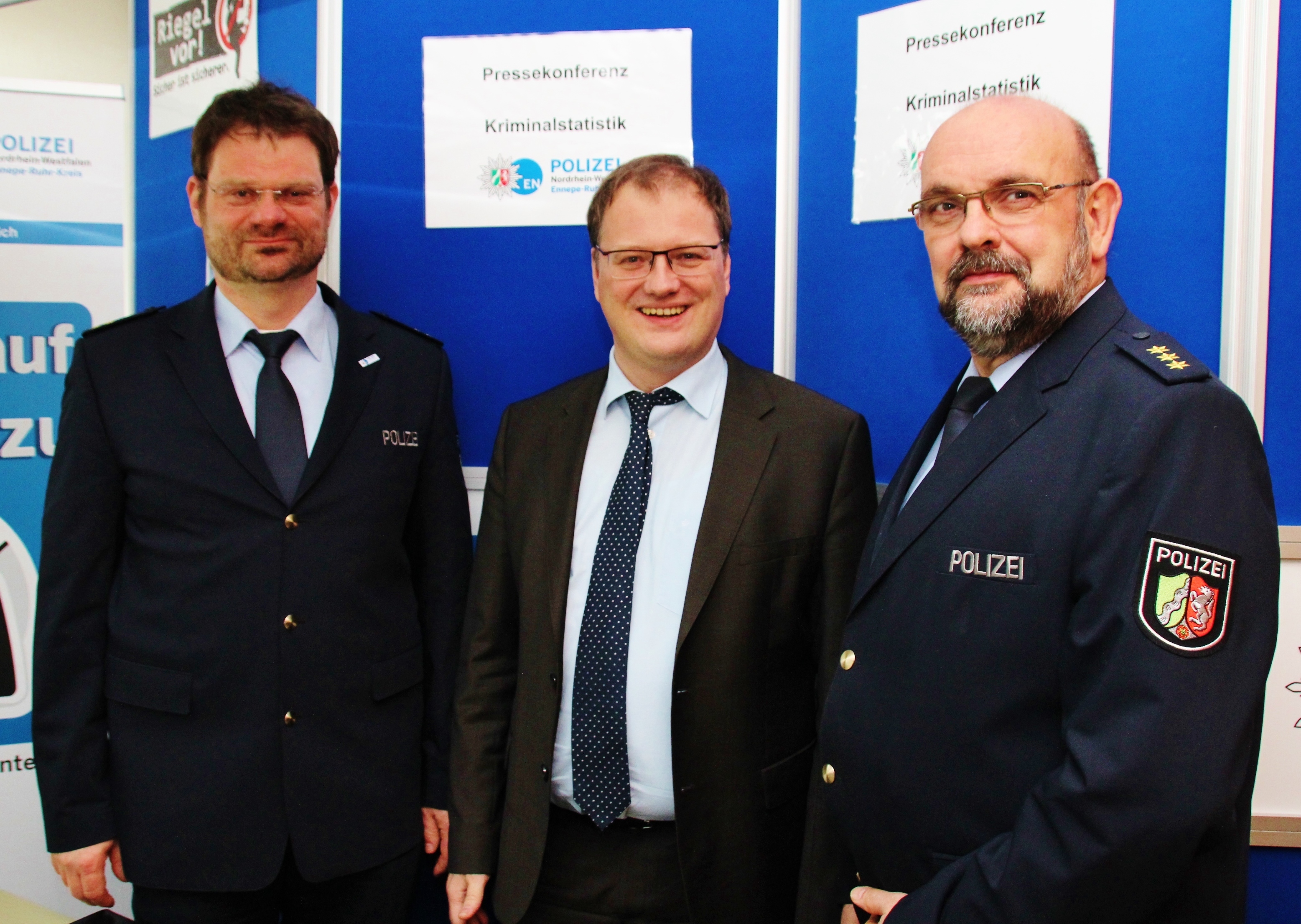 Polizeidirektor Klaus Menningen (v.re.), Landrat Olaf Schade und Polizeioberrat Dirk Happe bei der Vorstellung der Kriminalstatistik für den EN-Kreis
