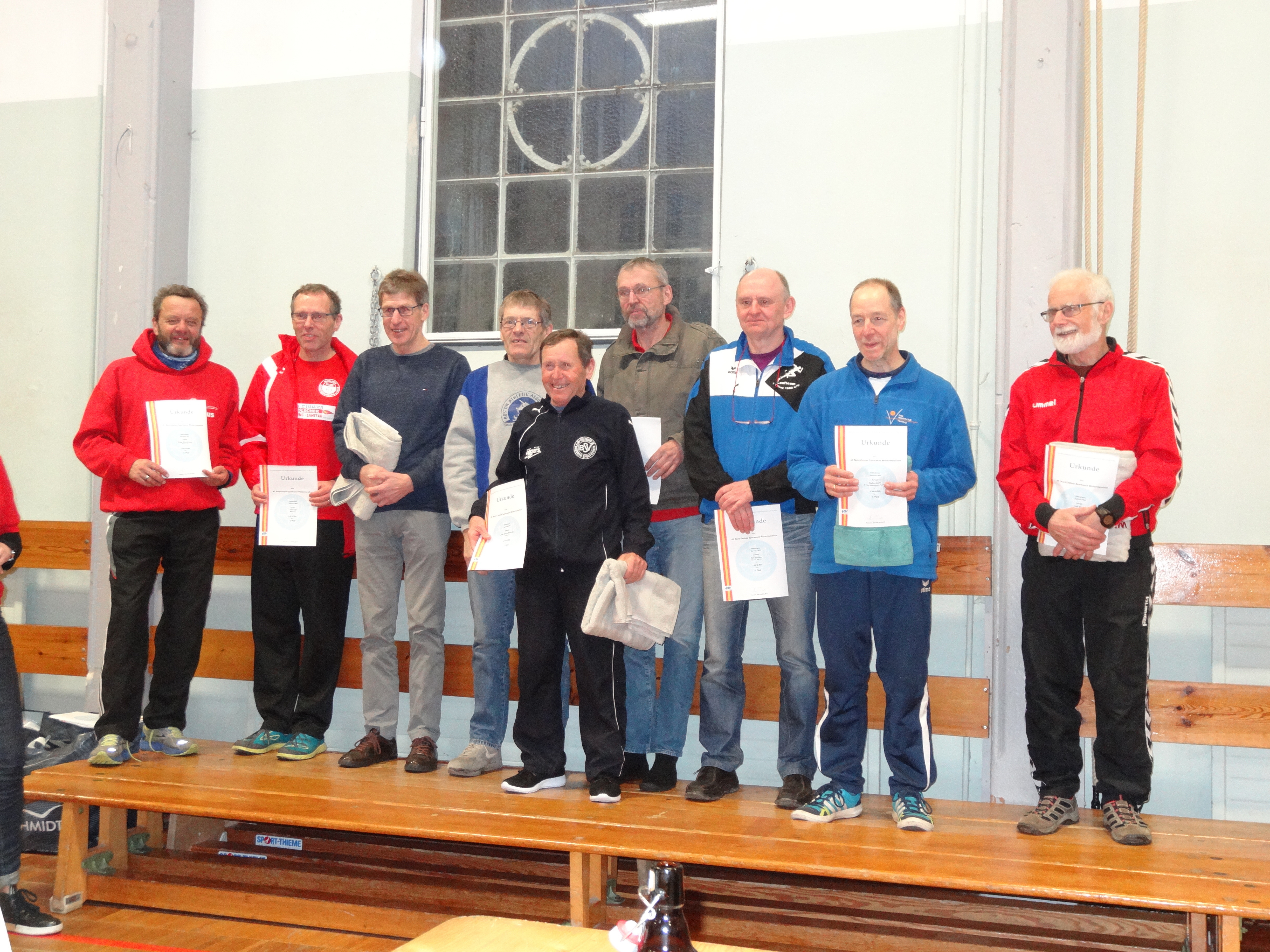 Platz 2 in der AK M55. Ralf Schuster (TC Kray) 3. von rechts.