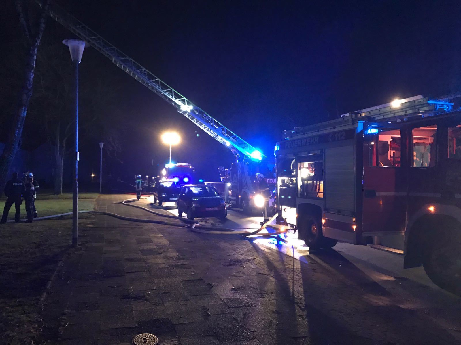 Am heutigen Montagmorgen geriet eine Gartenlaube an der Talstraße in Brand. Foto: Feuerwehr Moers