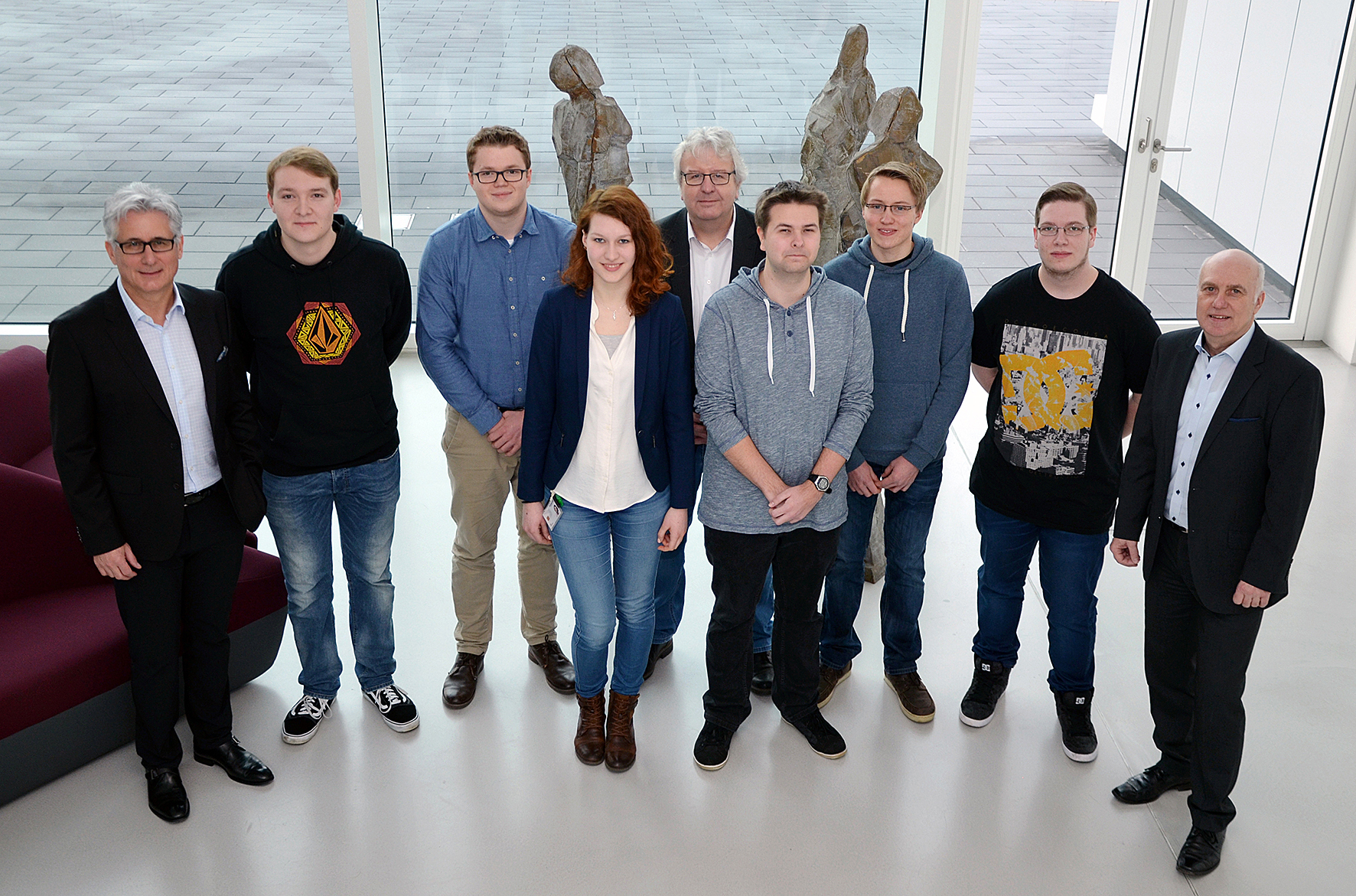Insgesamt acht Nachwuchskräfte konnten offiziell das Ende ihrer Ausbildung in den Unternehmen der Enervie-Gruppe feiern: Im Namen der Enervie-Gruppe gratulierten ENERVIE Vertriebs- und Personalvorstand Wolfgang Struwe (l.), Gesamtbetriebsratsvorsitzender Thomas Majewski (M.) und Ausbildungsleiter Jürgen Höger (r.) den „frischgebackenen” Fachkräften zur erfolgreichen Beendigung der Ausbildung.