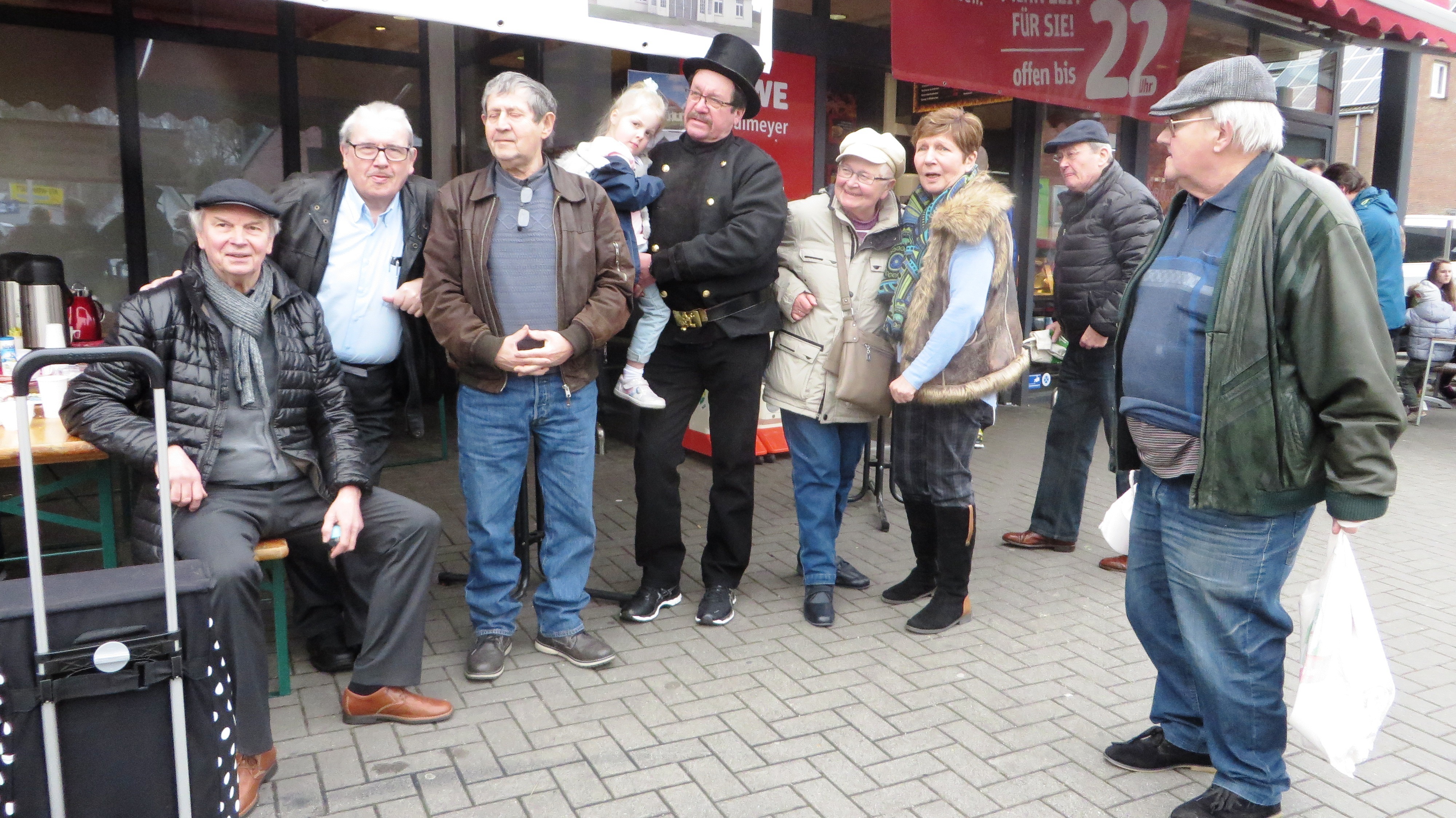 Sammelten Unterschriften für den Erhalt des Waagengebäude. Am kommenden Samstag 11.03.2017 kann man auf der Essener Straße/Ecke Am Wedem für den Erhalt Unterschreiben.