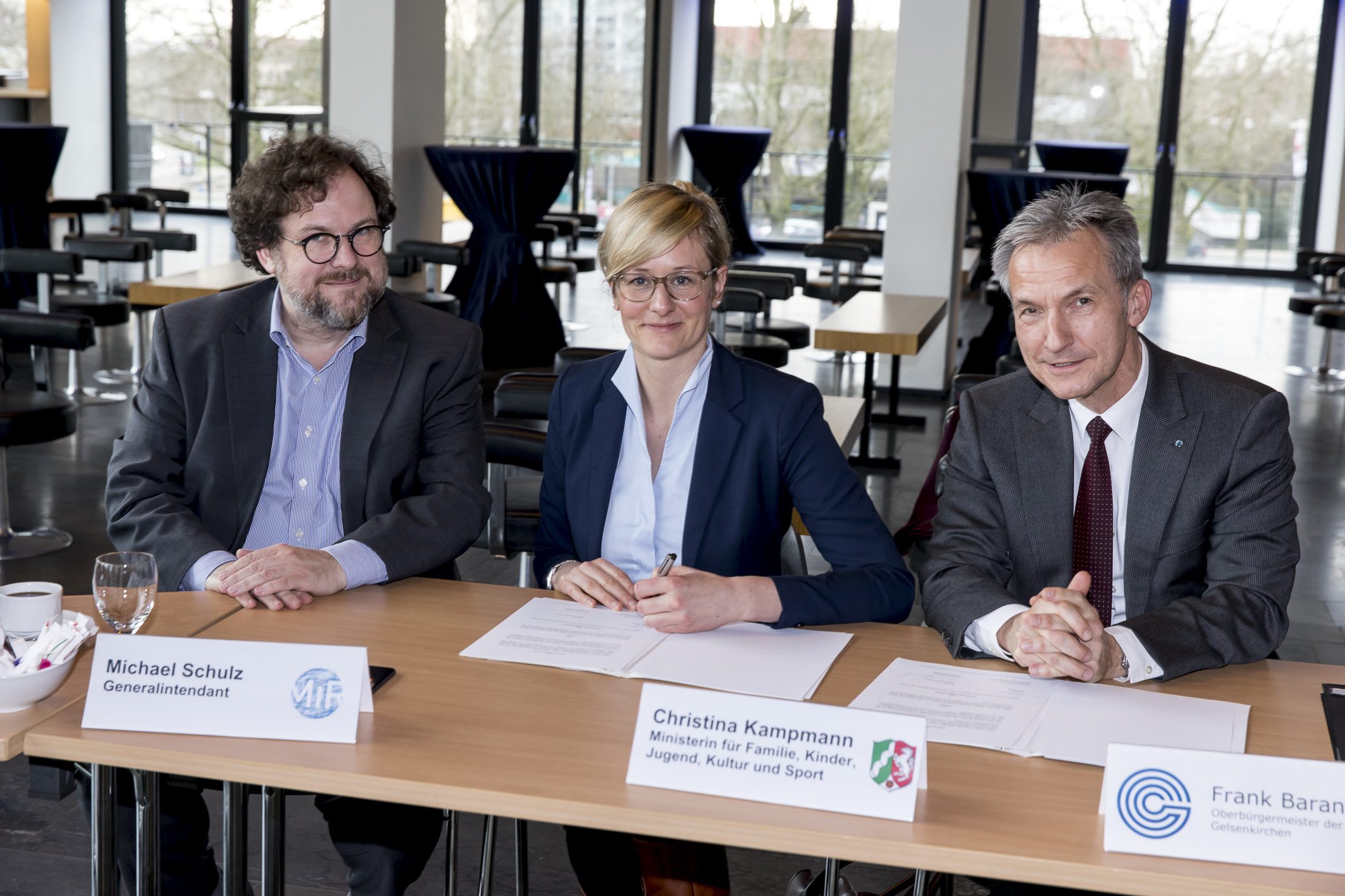 Generalintendant Michael Schulz (links), Kulturministerin Christina Kampmann und Oberbürgermeister Frank Baranowski bei der Unterzeichnung der Fördervereinbarung.
