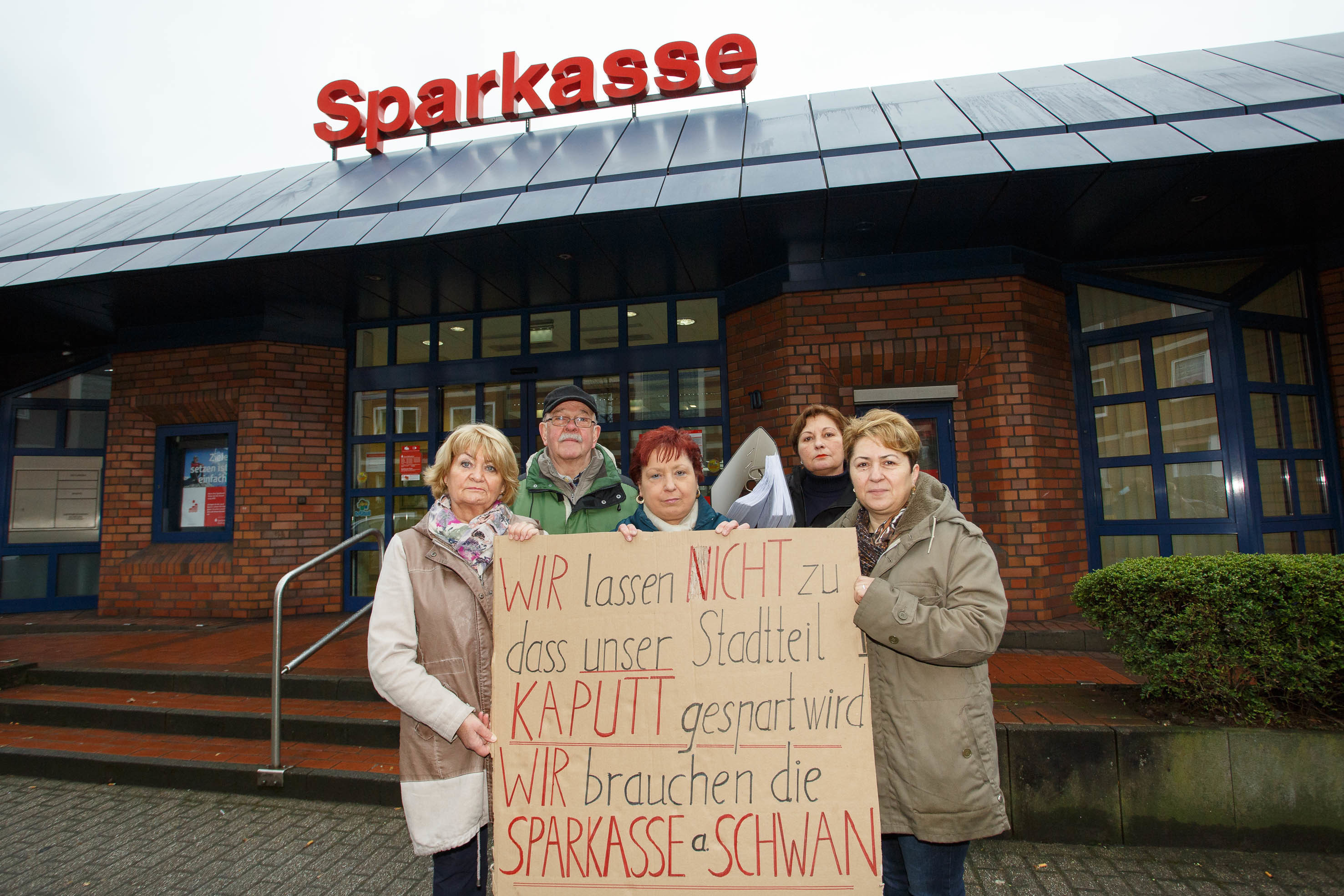 Die Sparkasse am Schwan soll geschlossen werden, Bürger protestieren: v.l.n.r. Elke Gajek, Jörg Jochmann, Beatrix Ebertzeder, Dr. Adriana Schenkel und Nermin Gür.