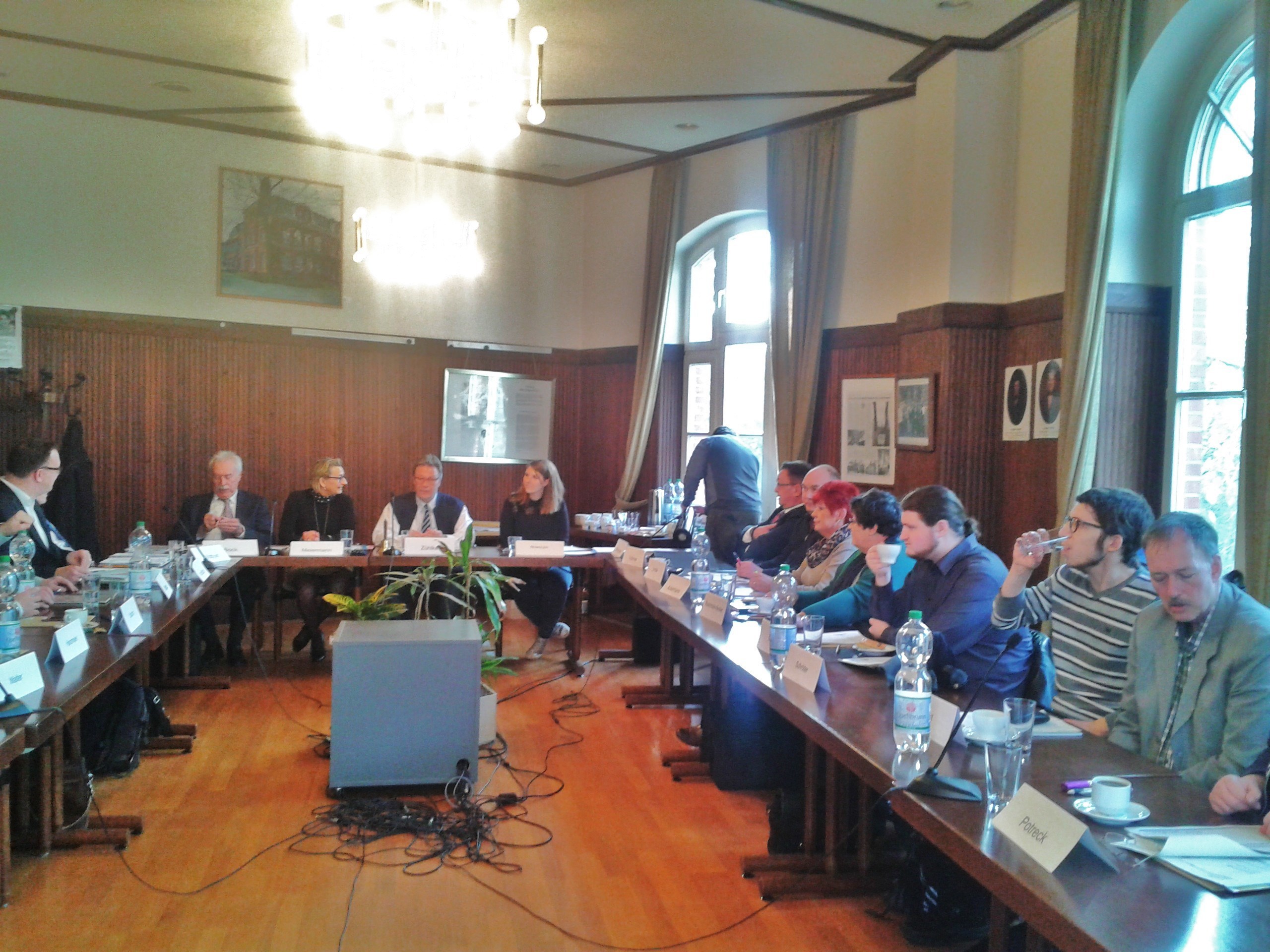 Ganz am rechten Bildrand ( natürlich nicht politisch) Ulrich Pabst, grüner Bezirksvertreter in der BV VI - hier während einer Sitzung der Bezirksvertretung im historischen Stoppenberger Rathaus