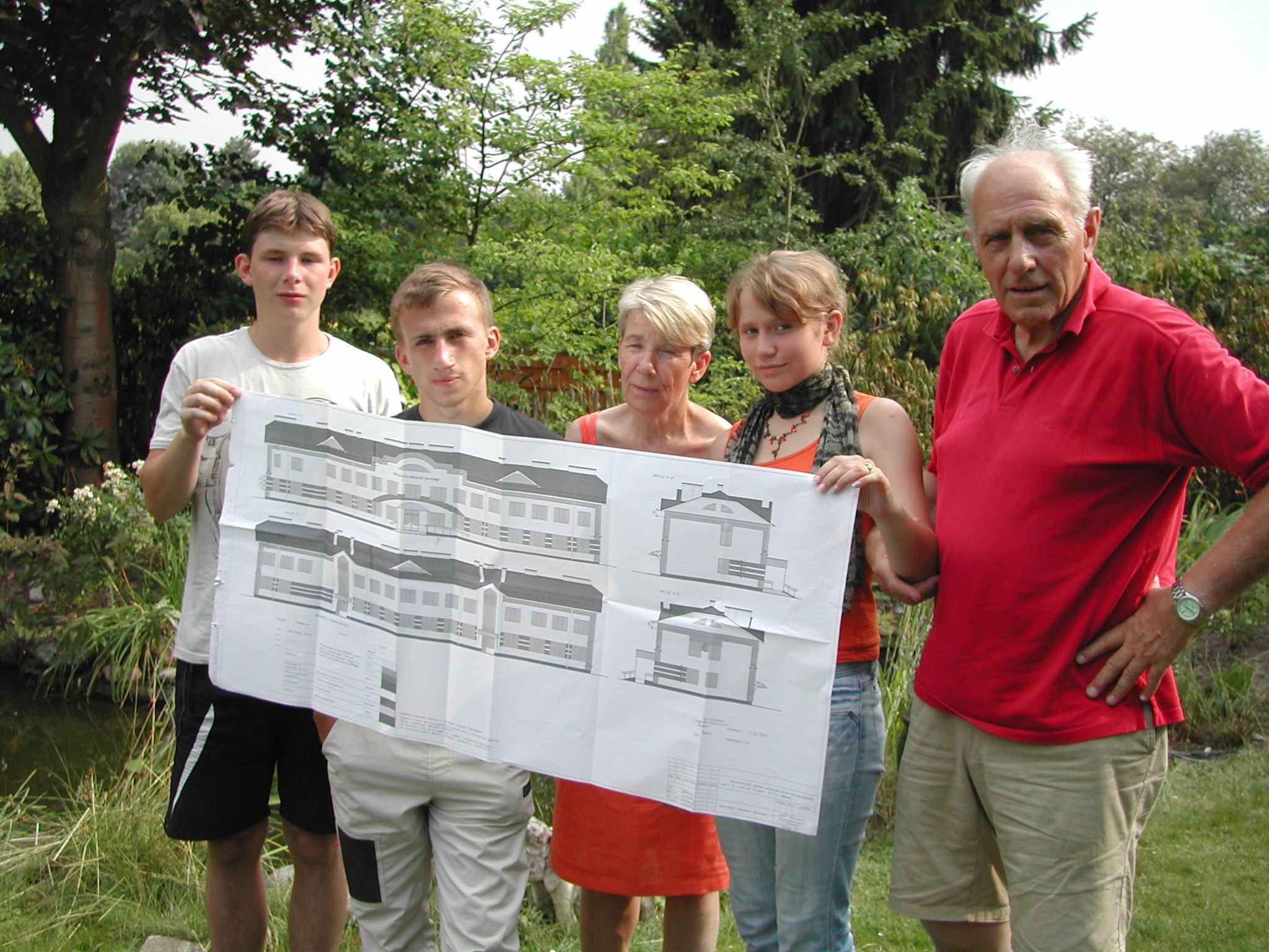 Dagmar (Mitte) und Horst van Emmerich mit jungen weißrussischen Gästen der Mülheimer Initiative Tschernobyl-Kinder im Juli 2006. (Foto Emons)