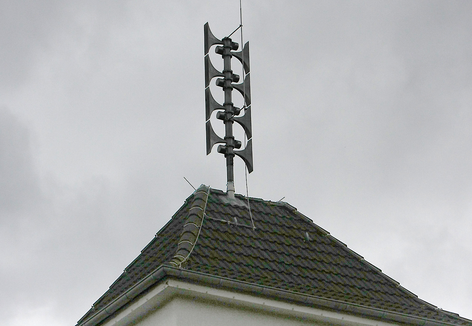 Eine der neuen Sirenen befindet sich auf dem Dach der Freiwilligen Feuerwehr an der Dornbachstraße. Foto: Thiele