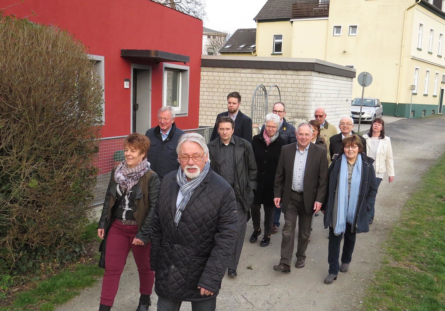 Unter Leitung von Obermeister Bernhard Steinbrink (vorn) machten sich jetzt knapp 20 SchuhmacherInnen der „Schuhmacher-Innung Hellweg-Lippe“ auf, um das Grundstück der Innung an der Kamener Seseke (den sogenannten Schrubbhagen) wieder in Augenschein zu nehmen. Foto: privat