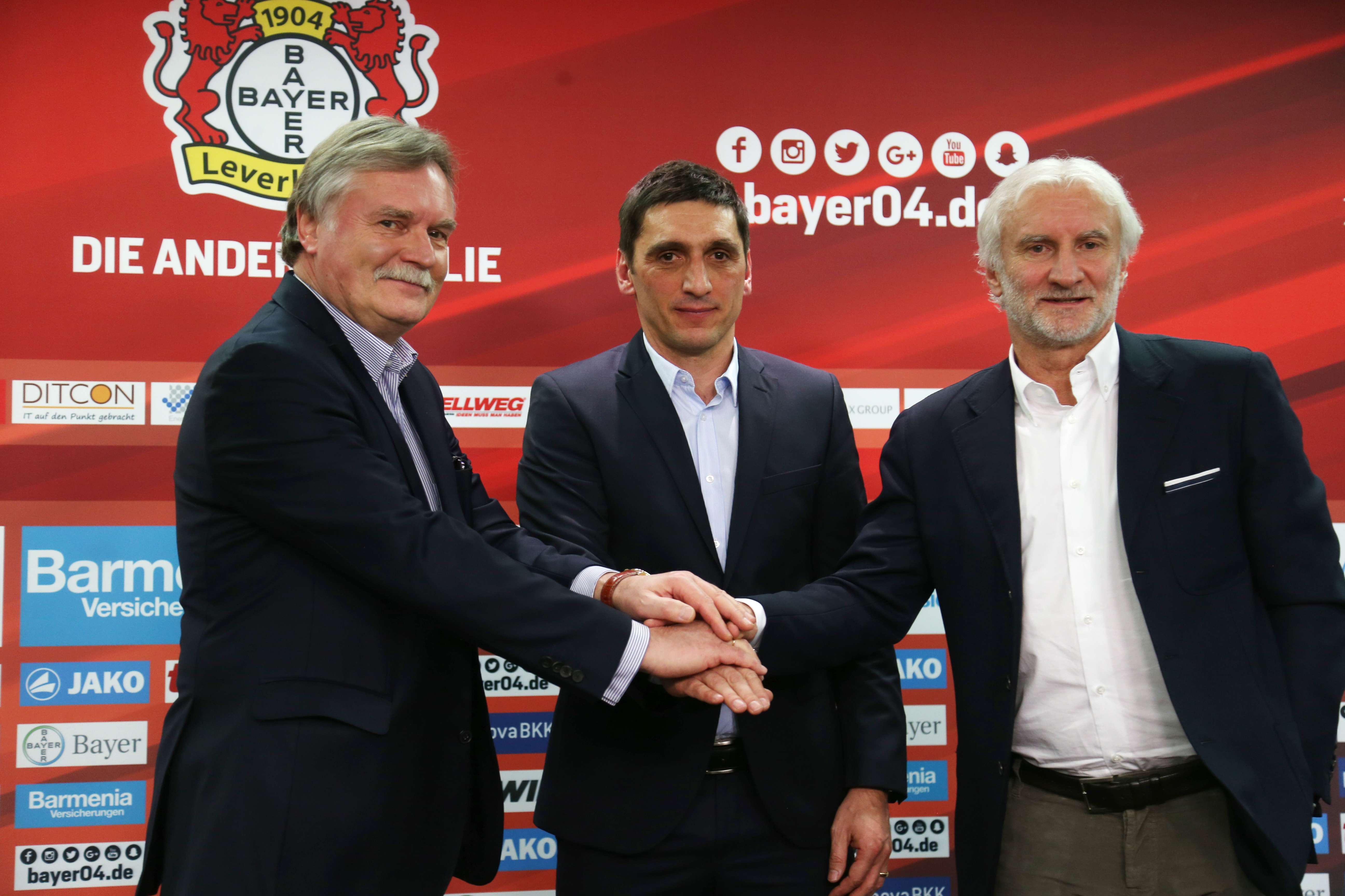 Schafft es die Werkself mit dem neuen Interims-Trainer Tayfun Korkut (Mitte) noch in die Europa League? Bei der Präsentation dabei: Geschäftsführer Michael Schade (links) und Sportchef Rudi Völler (rechts). Foto: KS Verlag / Bayer 04
