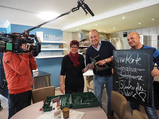 Sternekoch Frank Rosin (Mitte) mit dem Gastronomen-Ehepaar Anja und Uwe Zimmermann, die den TV-Koch-Retter für ihre Pizzeria um Hilfe baten.