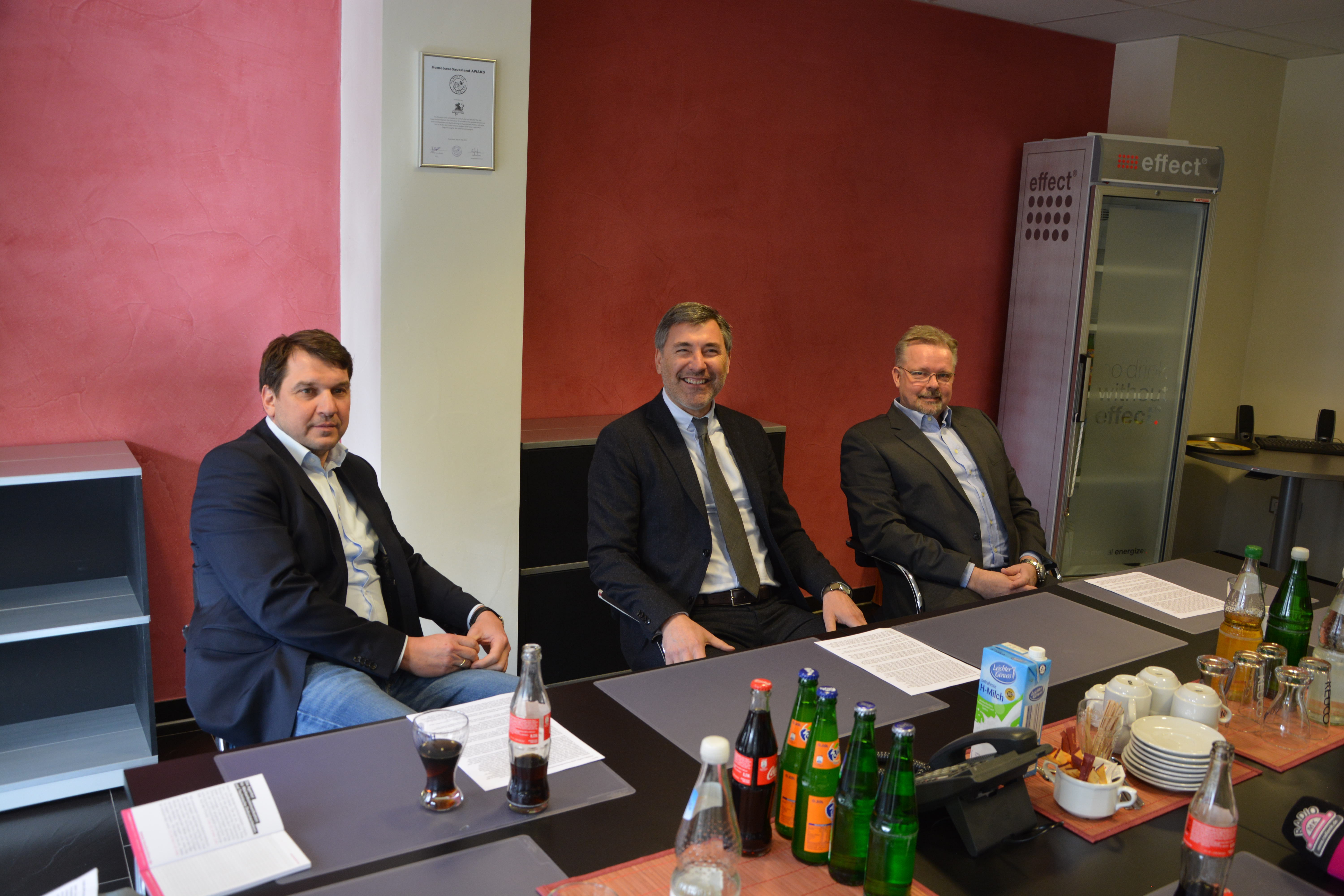 Manager Karsten Mende (li.), Roosters-Chef Wolfgang Brück und Coach Jari Pasanen (re.) bei der Saisonanalyse. Foto: Günther