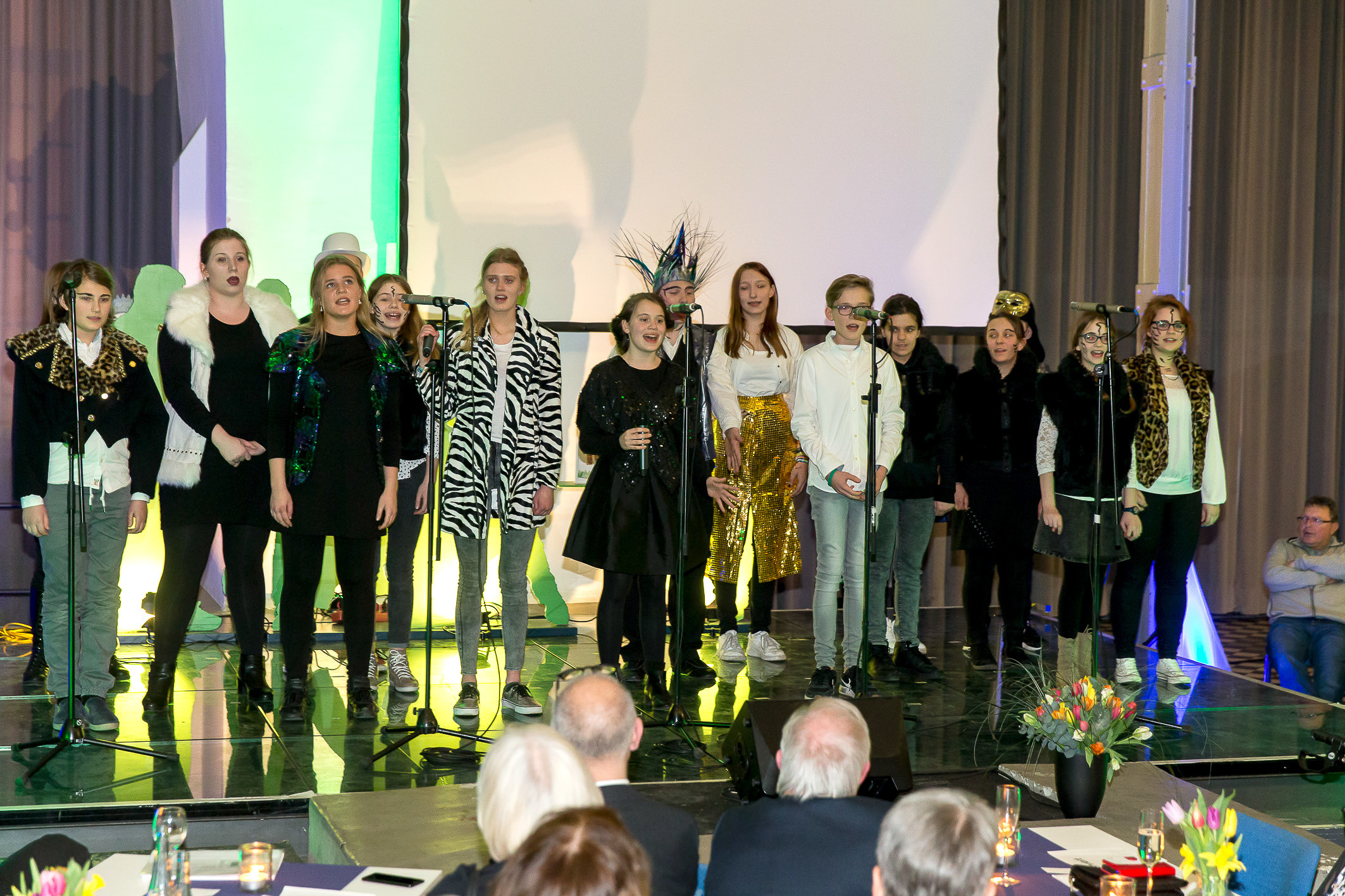 Die Opera School von Komponistin Chris Seidler sorgte für den musikalischen Beitrag der Geburtstagsfeier und wurde mit tosendem Applaus für die ihre großartige Darbietung mit Tanz und Gesang belohnt. Foto: Gerd Kaemper
