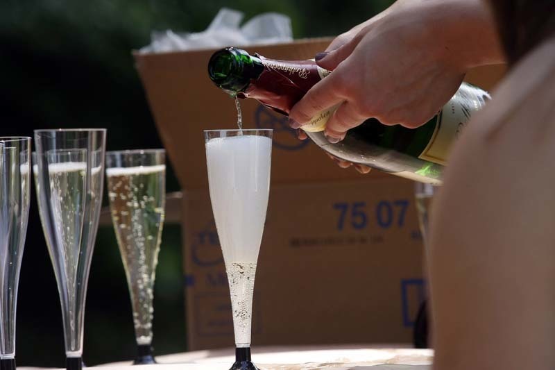 Sekt gehört zum internationalen Frauentag 2017 obligatorisch dazu. Archiv-Foto: Raffi Derian