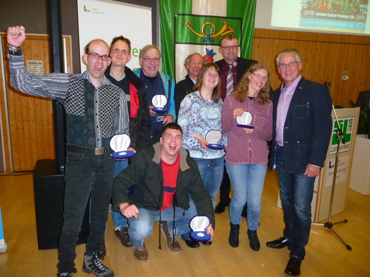 Vordere Reihe von links: Ralf Schillinger, Jörg Quitteck, Stefanie Wiegel, Hannah Radeke, Bürgermeister Frank Schneider. Hintere Reihe von links: Thomas Jahnke, Michael Greenwood, Olaf Guttek, Referatsleiter Carsten Lüdorf.