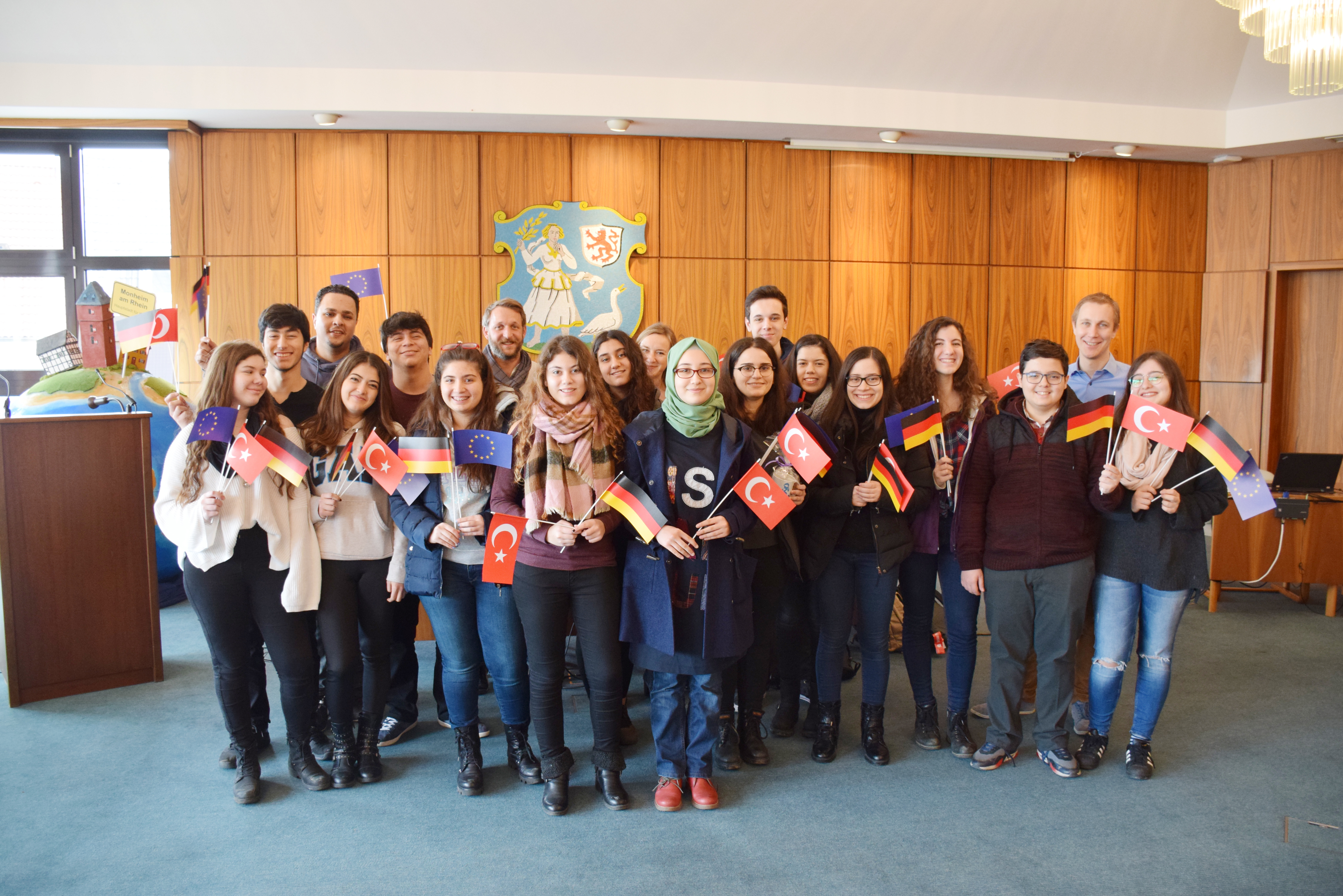 Im Monheimer Ratssaal empfängt Bürgermeister Daniel Zimmermann (Zweiter von rechts) die türkischen Schüler und die betreuenden Lehrkräfte.