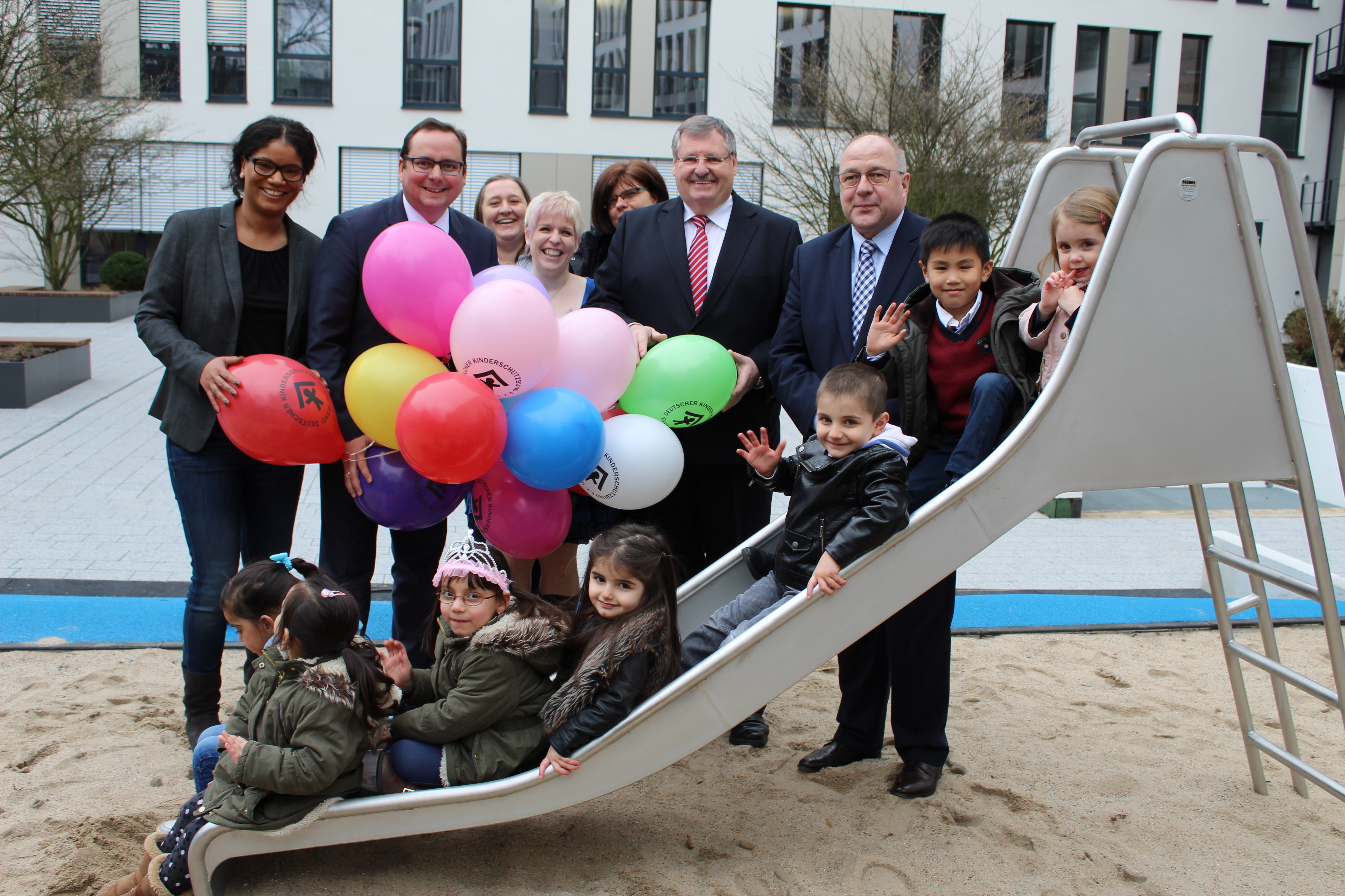 1. Reihe v.l.n.r. Kathrin Lorch (Leitung Kinderschutz-Zentrum), Oberbürgermeister Thomas Kufen, Jasmin Sell (Leitung KiTa Farbenland), Prof. Dr. Ulrich Spie (Vorstandsvorsitzender DKSB OV Essen e.V.), Dirk Miklikowski (Vorstand Allbau AG) 2. Reihe v.l.n.r. Ute Gerlich und Susanne Kohlstadt (Mitarbeiterinnen DKSB OV Essen e.V.)