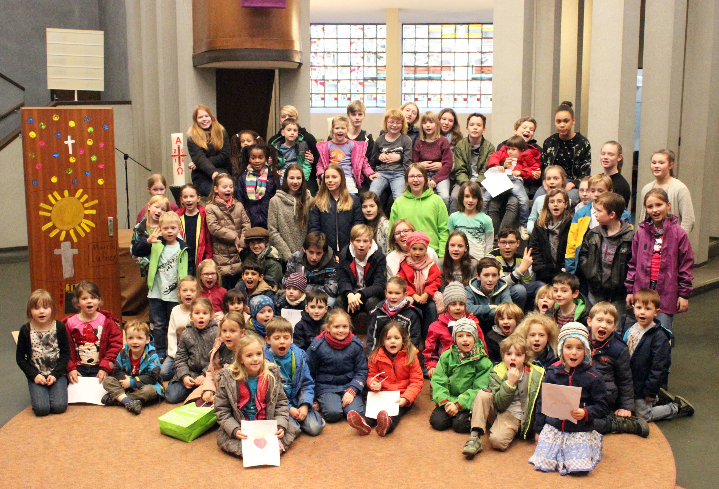 Zum Abschluss stellten sich die Teilnehmerinnen und Teilnehmer des Kinder- und Jugendbibeltages dem Fotografen. Pressefoto: Kirchengemeinde.