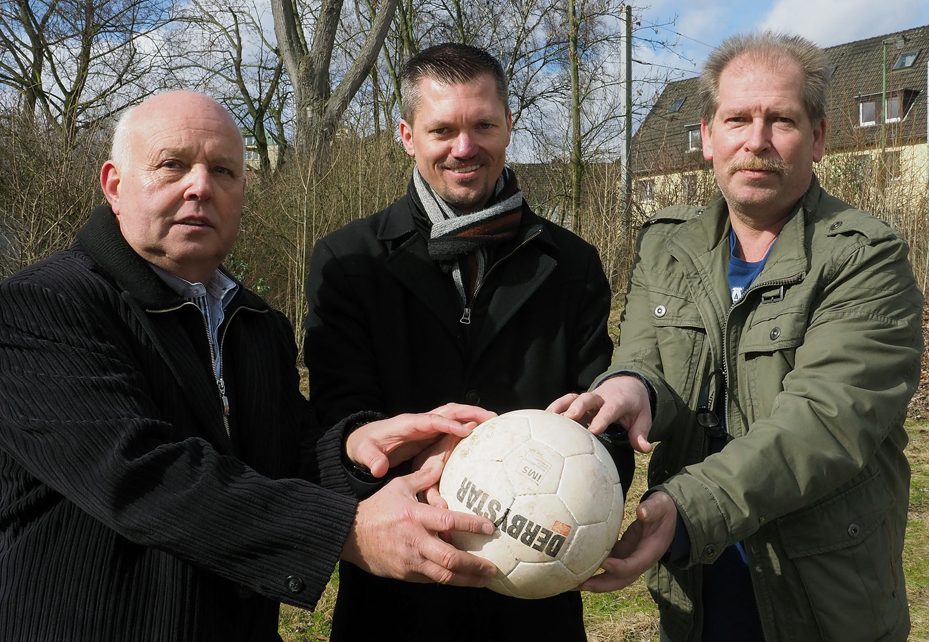Der TUS 84 10 Bergeborbeck stellte jetzt auf dem Platz an der Germaniastraße den Trainer für die Saison 2017/ 18 vor. Der Sportliche Leiter Ludwig Singendonk und Abteilungsleiter Fußball Peter Michalski freuen sich über die Verpflichtung von Olaf Rehmann. Foto: Gohl