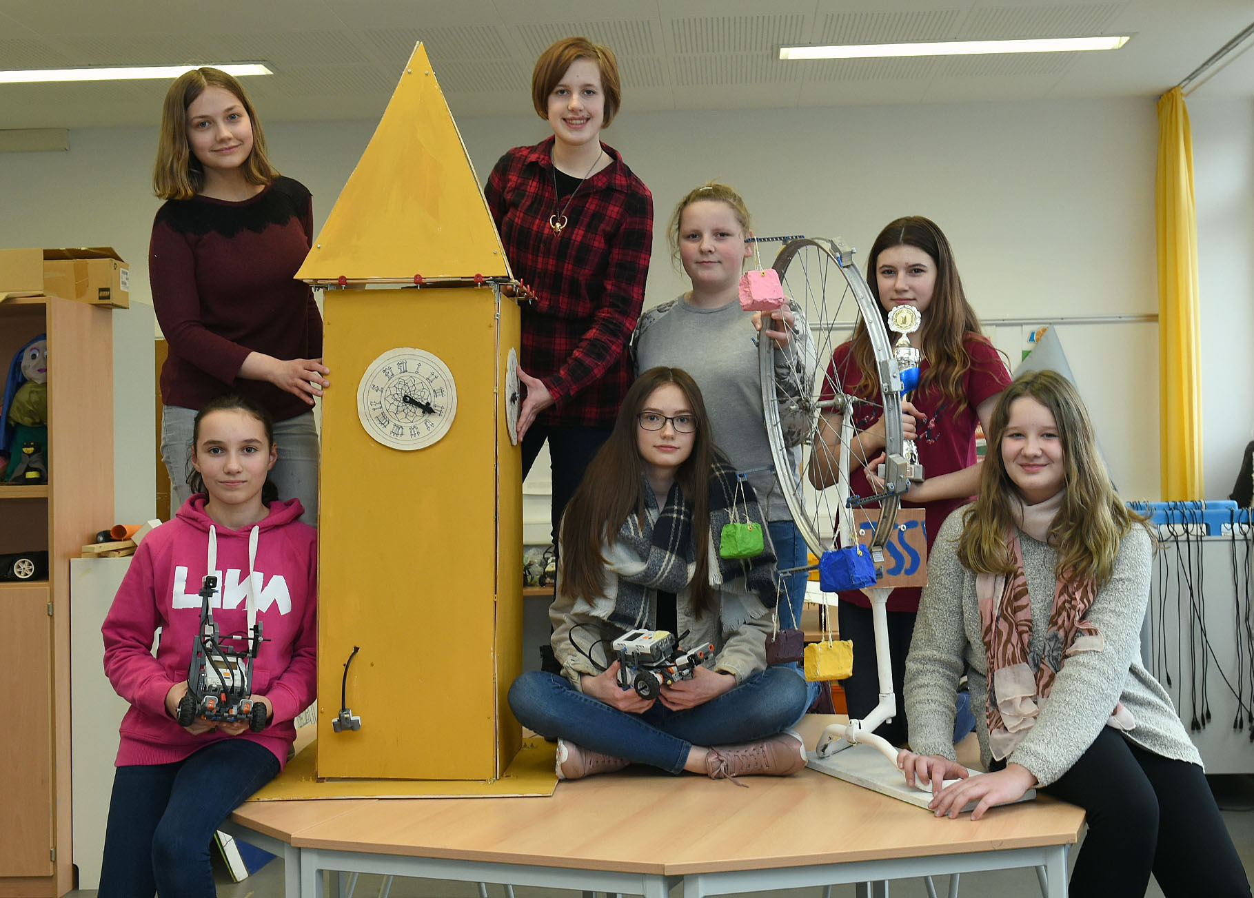 Mädchenförderung in Naturwissenschaft und Technik: Die Ergebnisse können sich sehen lassen. Auch diesmal wieder sind die Borbecker Schülerinnen bei den RoboCupGermanOpen mit dabei. Fotos: Debus-Gohl