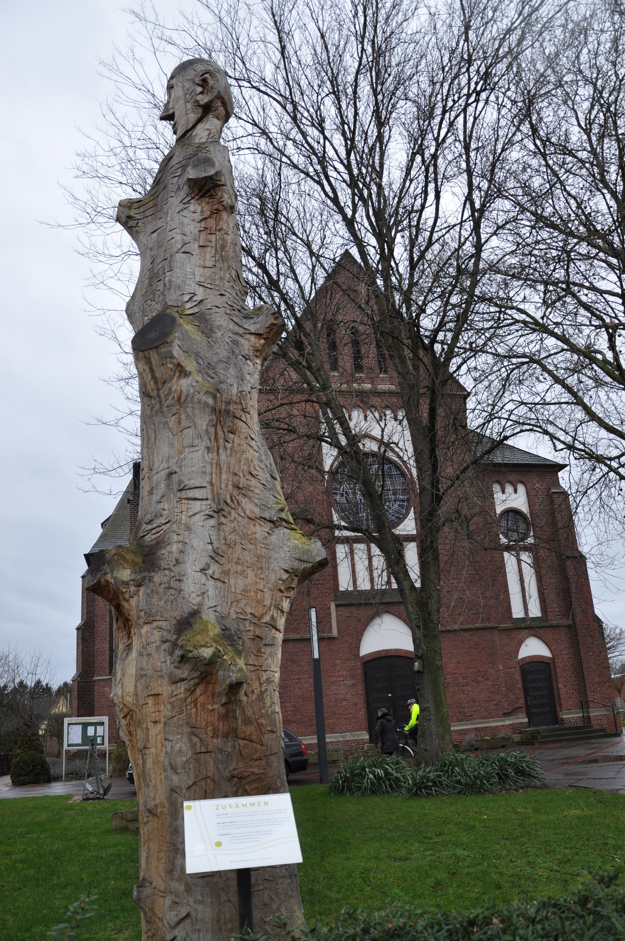 Kirche St. Clemens mit hölzernem Kunstwerk zur Ökumene in Brackel
