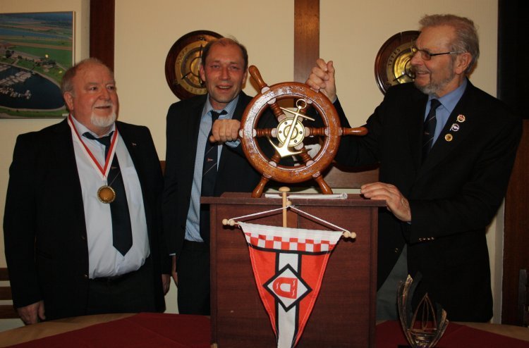 Das Ruder übergeben im Yacht-Club Wesel e.V. - von links: Harry Taufenbach(Schatzmeister a.D.), Hendrik Ridder(1. Vorsitzender), Palm Heise(1. Vorsitzender a.D.)
