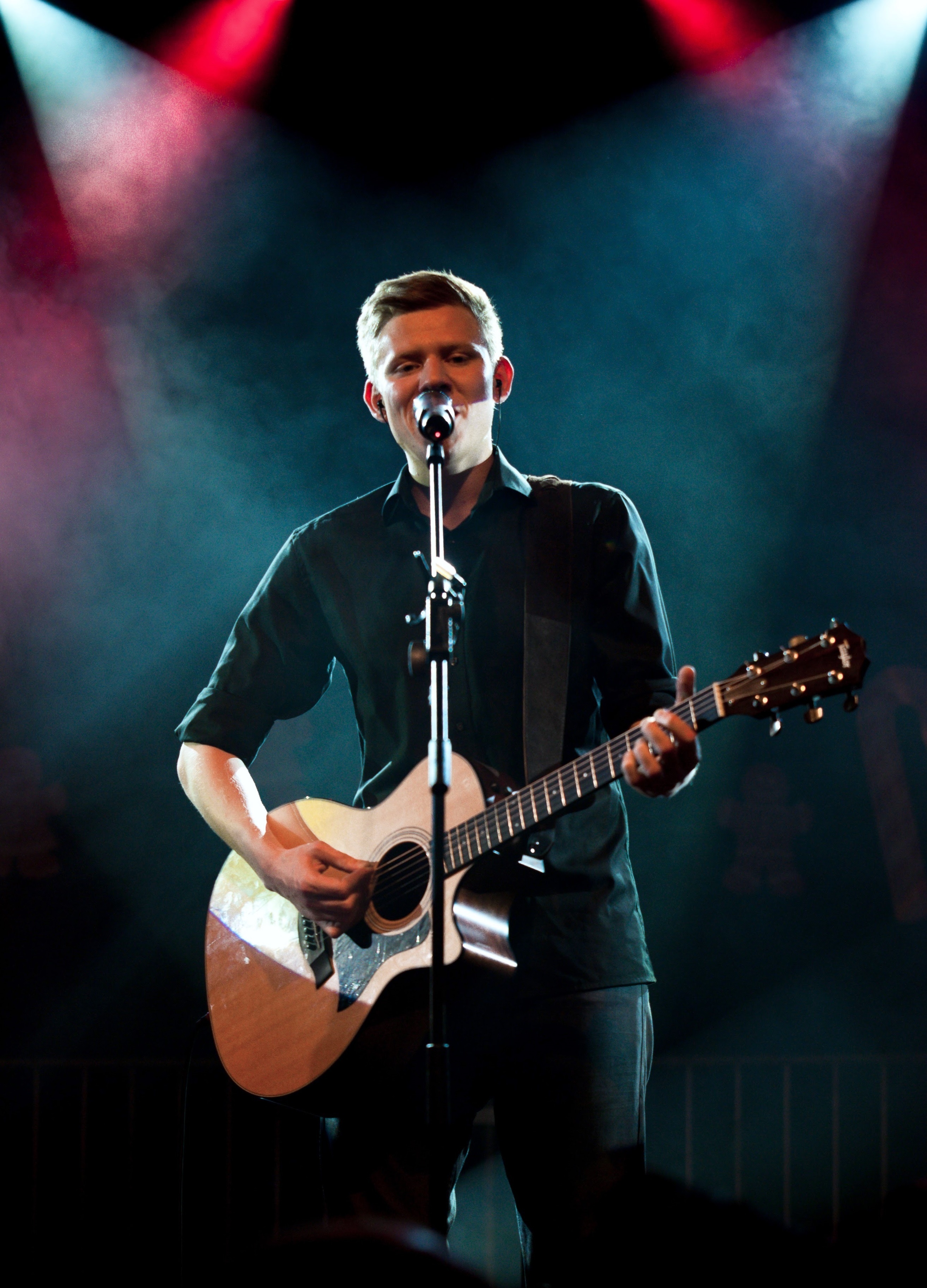 Singer-Songwriter Daniel Hinzmann tritt auf.