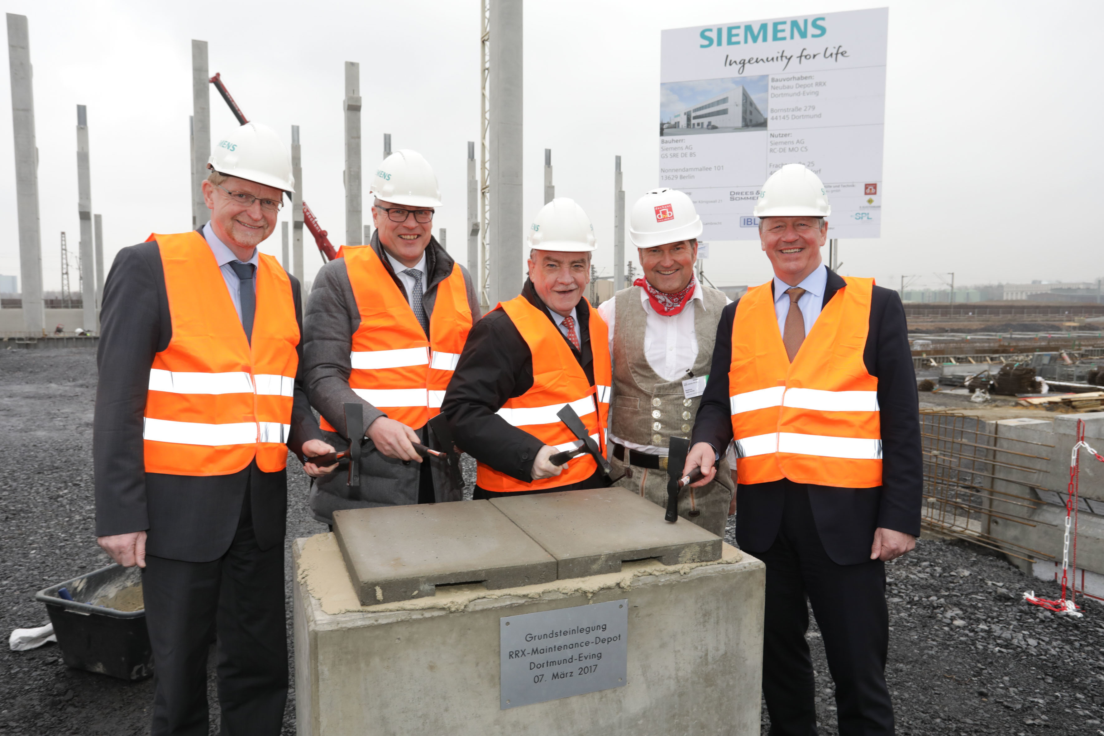 Ludger Wilde (Stadt Dortmund), Dr. Jürgen Eickholt (CEO Siemens Mobility), NRW-Verkehrsminister Michael Groschek, Polier Stefan Schütz, Martin Husmann (VRR-Vorstandssprecher) (v.l.n.r.)