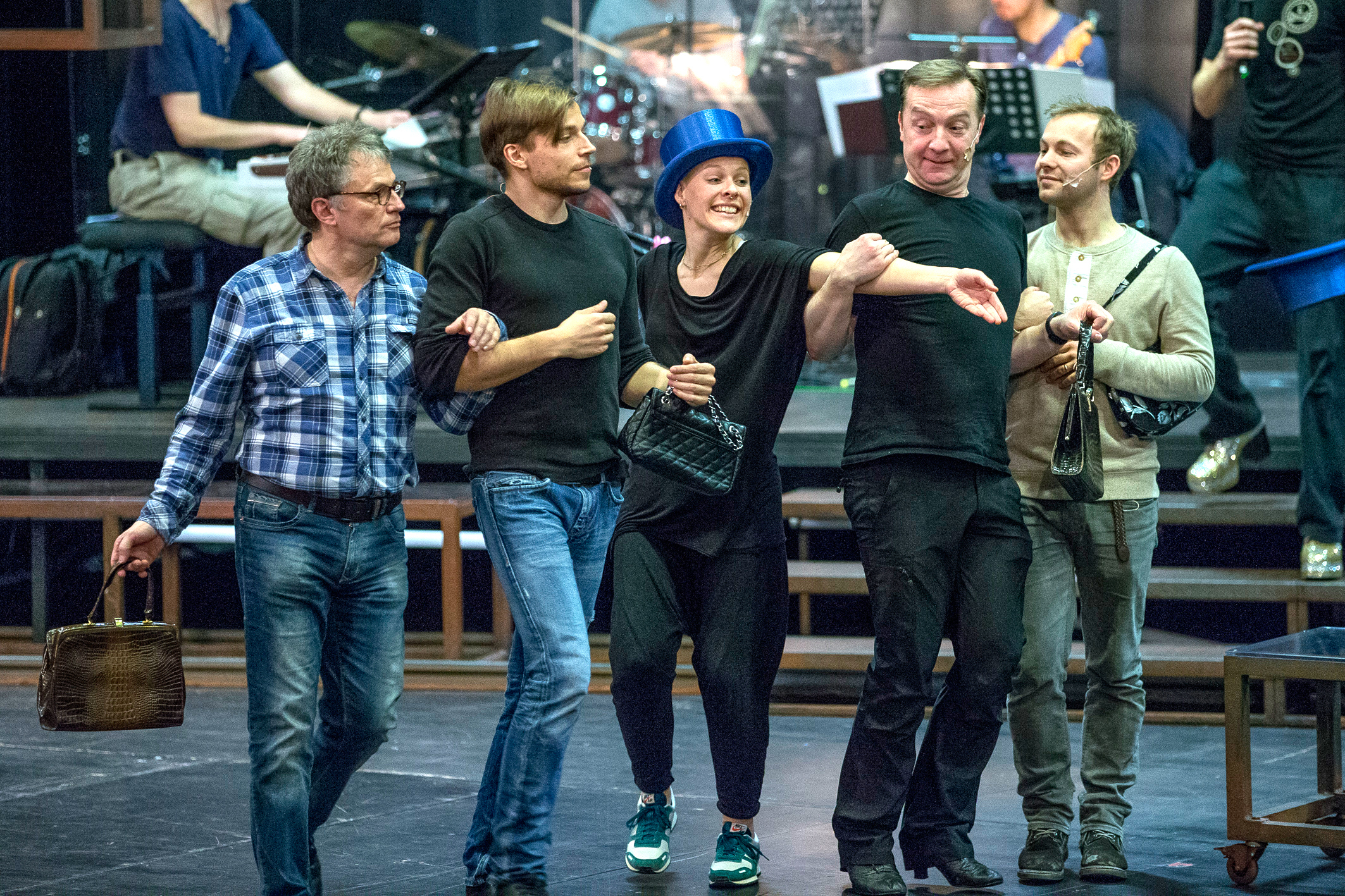 Annika geleitet die Herren, die in diesem Fall Damen spielen, in die Linie 1 (v.l.): Joachim G. Maaß, Benjamin Oeser, Dirk Weiler und Edward Lee. Fotos: Gerd Kaemper