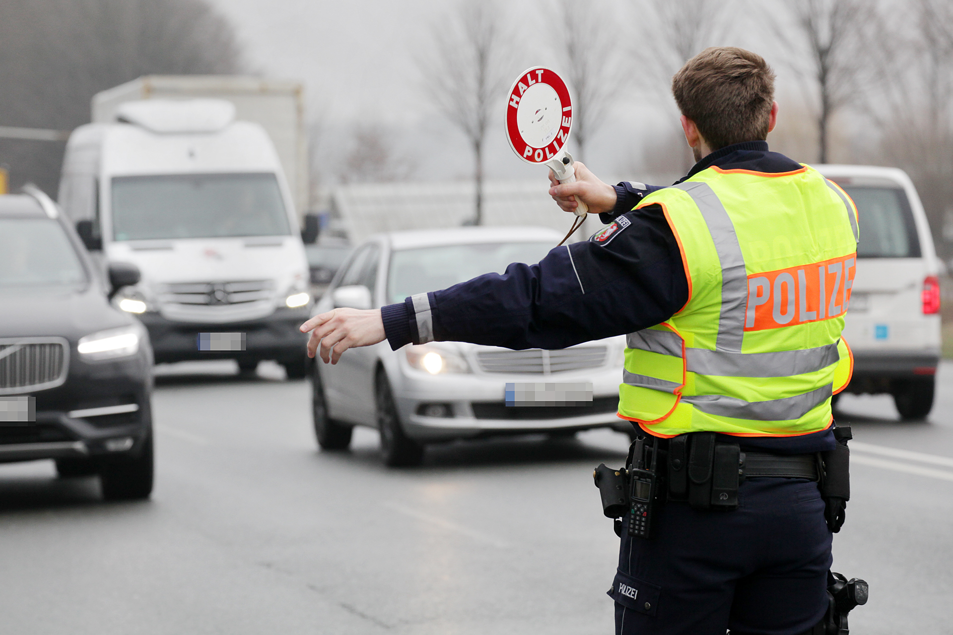 Kontrolle an der Wethmarheide: Ein Polizist winkt einen Autofahrer aus dem Verkehr.Foto: Magalski