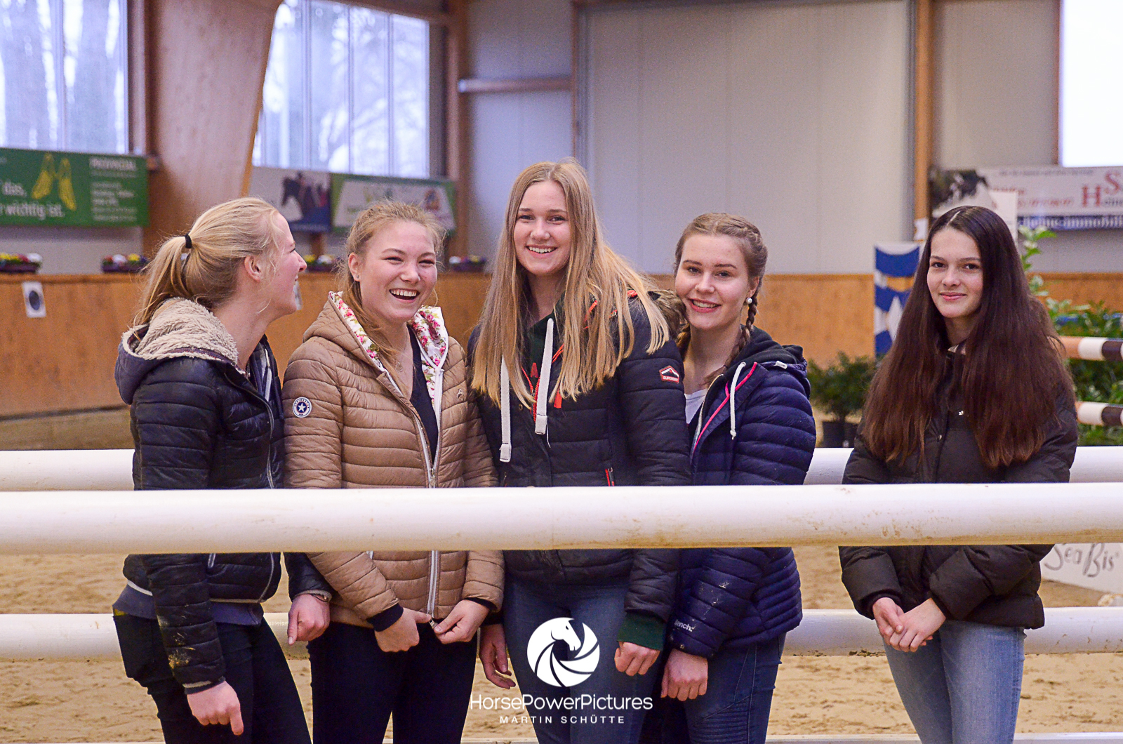 Asperdener Amazonen beim Parcoursdienst: Jenny, Emely, Carina, Marie-Sophie und Carina. Fotos: Schütte