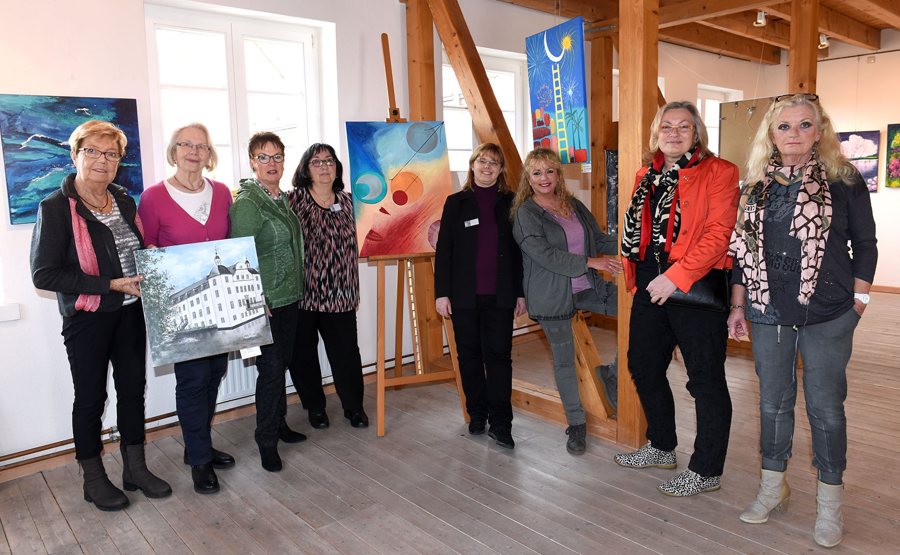 Sie haben schon einige gemeinsame Jahre hinter sich: die Mitglieder der Künstlergruppe "Kunstfeld" aus Mülheim. Ab Sonntag präsentieren sie sich in der Alten Cuesterey in Borbeck. Fotos: Debus-Gohl