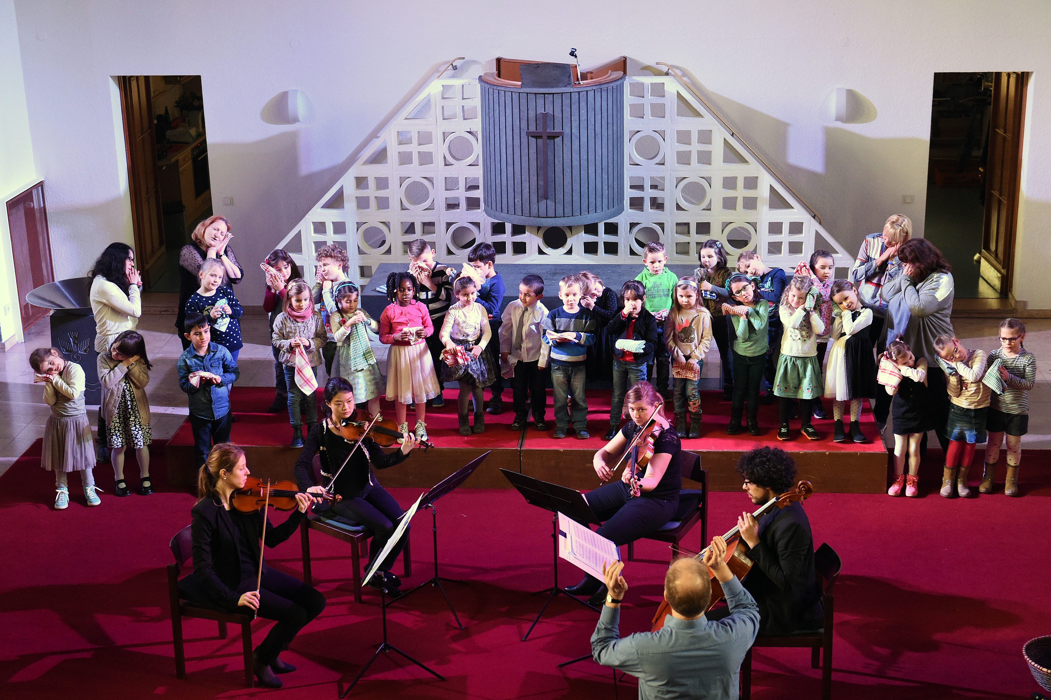 "Ein Wind kommt selten allein" - tja, wie weckt Allround-Talent Matthias Rietschel, studierter Cellist, Theologe und freischaffender Pädagoge des Folkwang Kammerorchesters die Begeisterung der Kinder Postreitweg...Fotos: Debus-Gohl