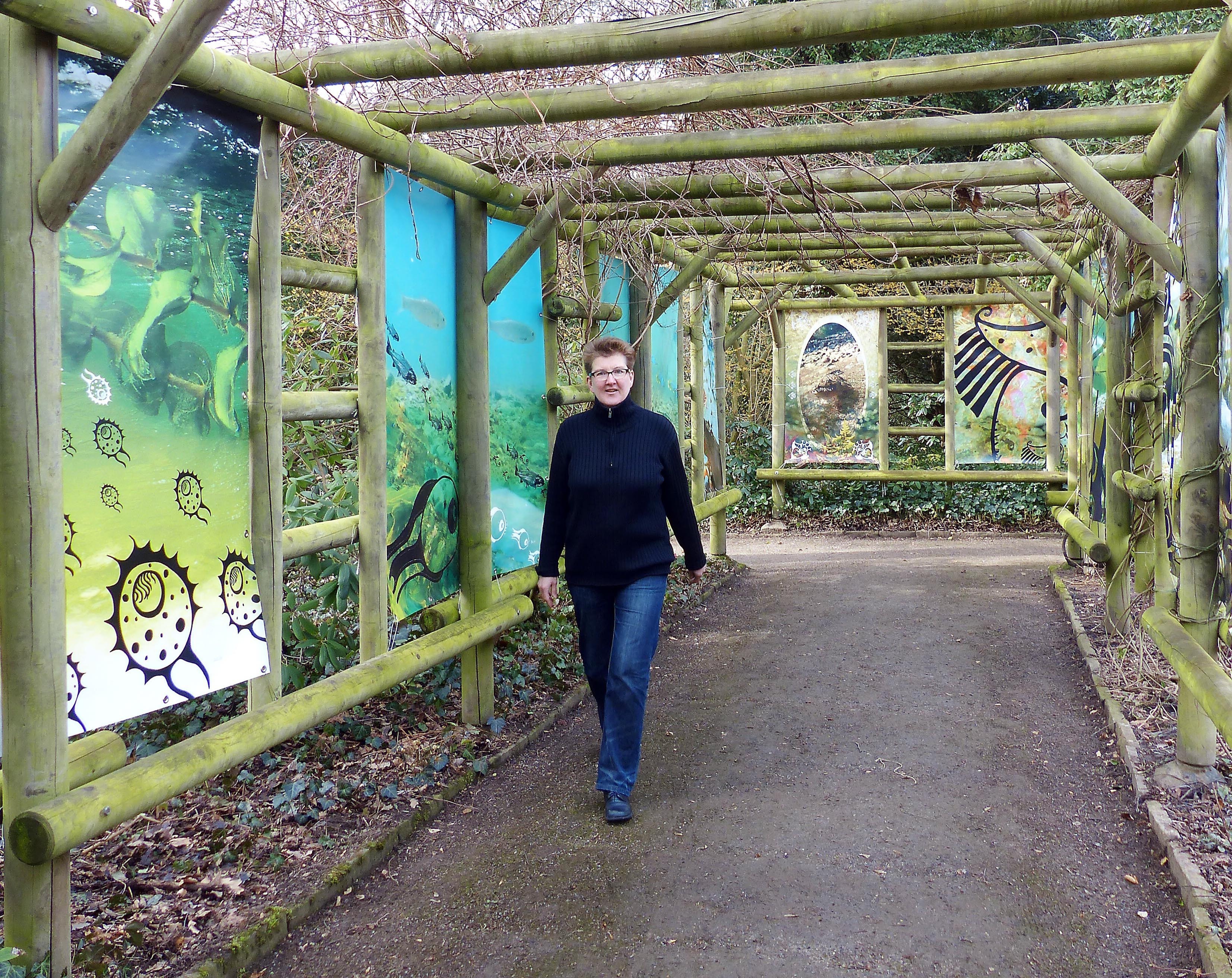 Künstlerin Gine Selle in ihrer Installation in den Laubengängen des Botanischen Gartens Rombergpark.