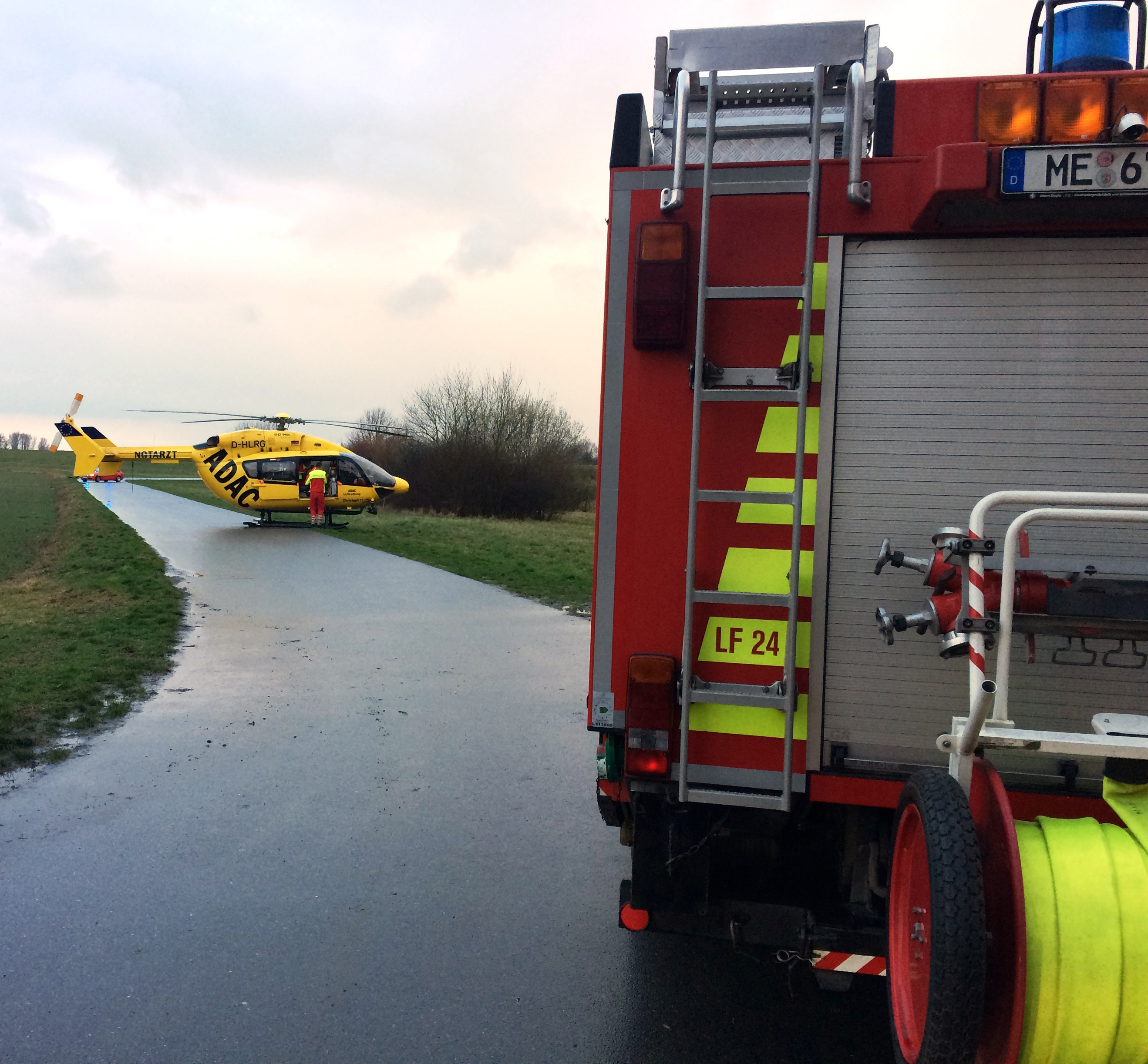 Der Rettungshubschrauber landete in der Nähe des Unfallortes.