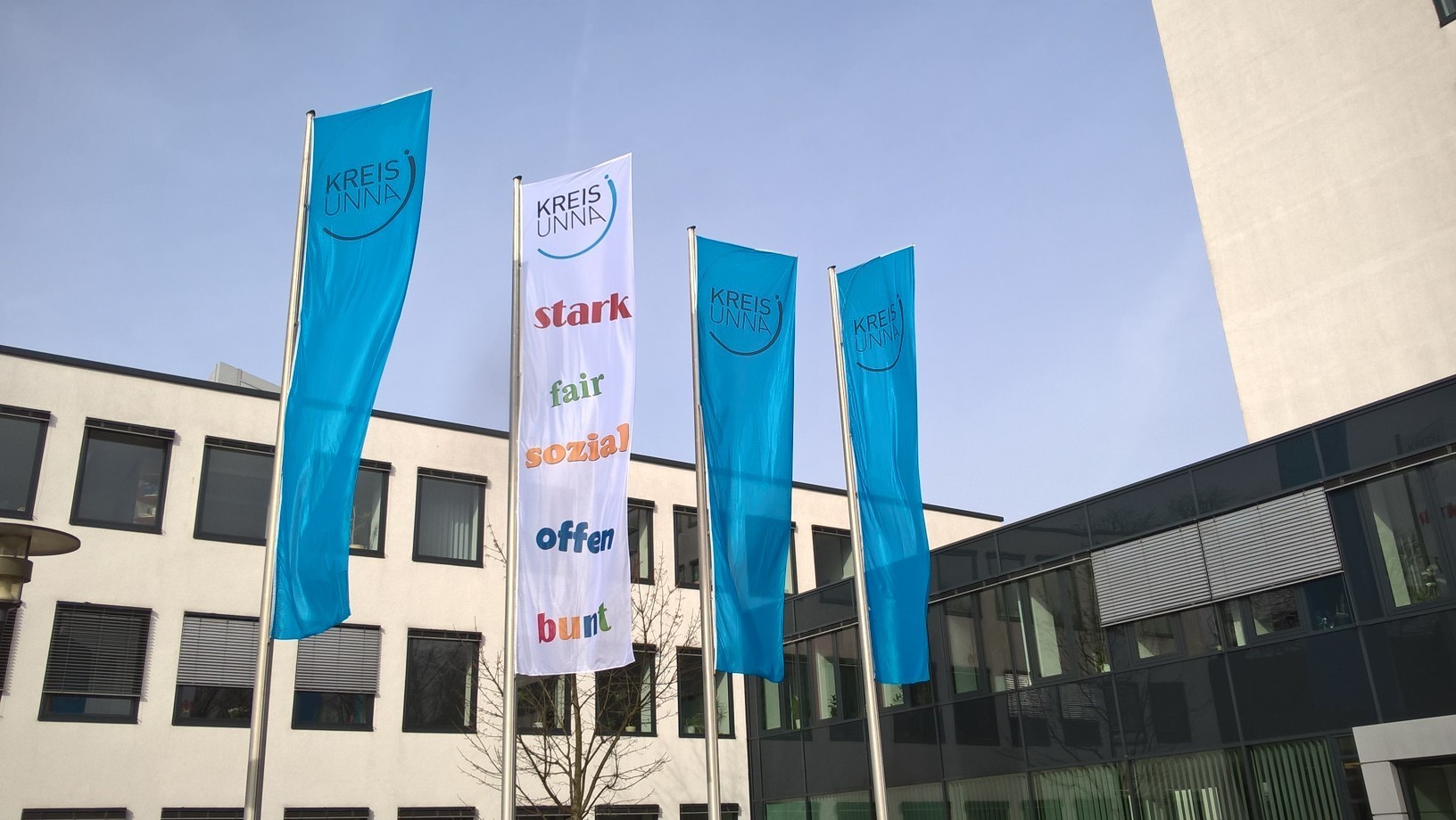 Stark, fair, sozial, offen und bunt: Der Kreis Unna zeigt Flagge gegen Extremismus. Foto: Carsten Vach – Kreis Unna