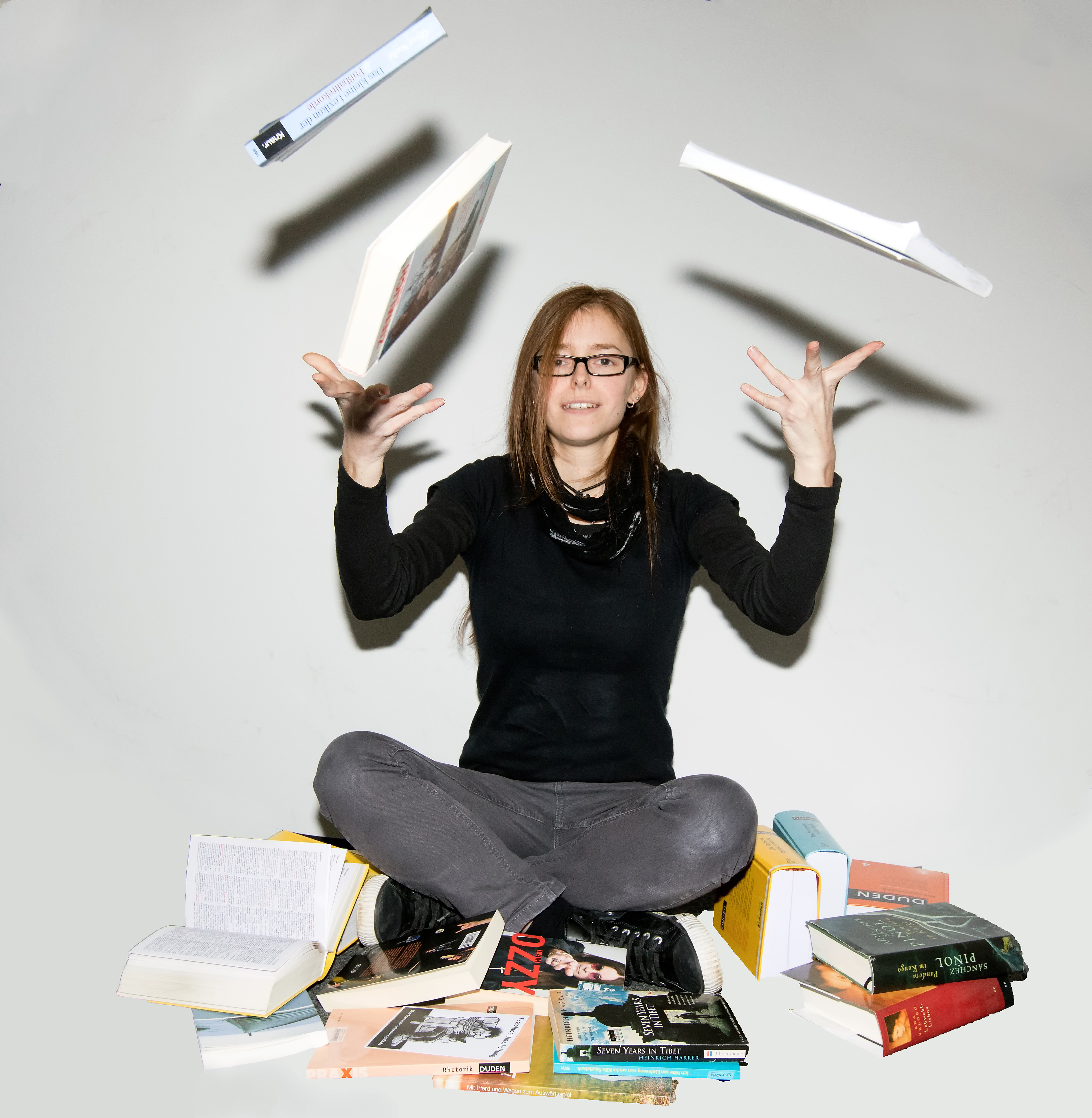 Kathrin lässt die Bücher schweben. Die „Nacht der Bibliotheken“ startet am Freitag um 18 Uhr im Glashaus Herten. Lesungen, Theaterstücke und natürlich eine Zaubershow stehen auf dem Programm. Unsere Magier-Auszubildende übt derweil schon einmal...