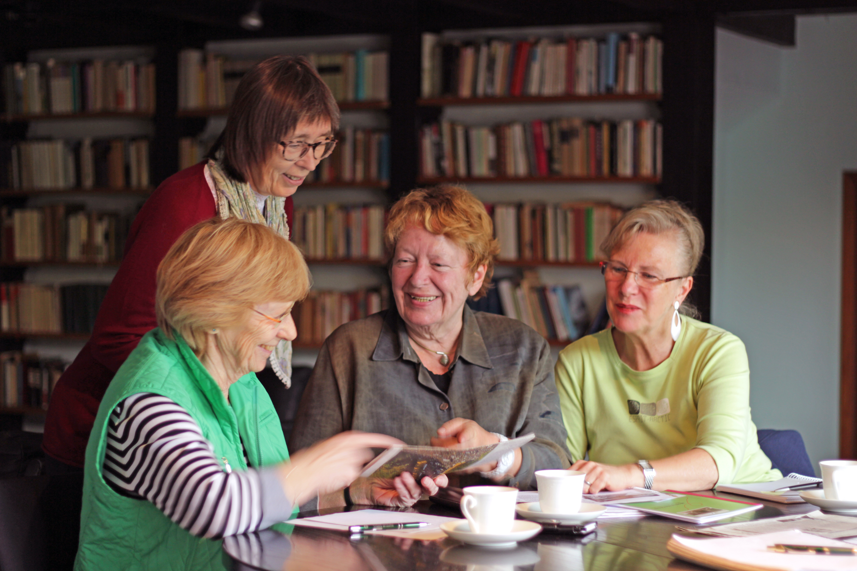 „Mehr als 100 Jahre Frauenleben in den Rheingemeinden“ beleuchten die Autorinnen Karin Bakker, Ulla Meese, Jutta Lincke und Gerdi Droick in ihrem Buch. Foto: Alexander Wilczek