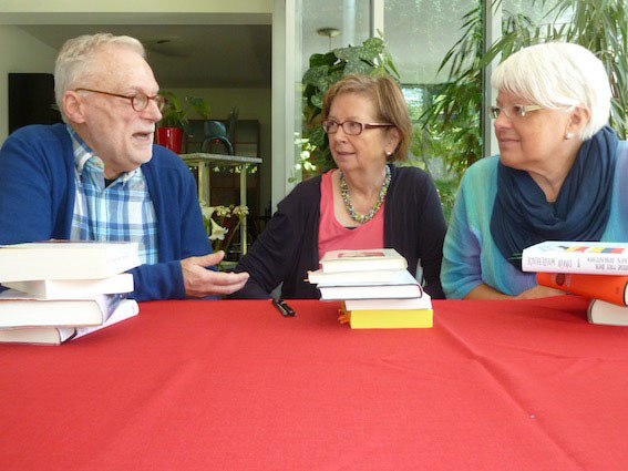 Heinz Brief, Gabriele Cramer und Barbara Vitte stellen Lesestoff für unterschiedliche Zielgruppen vor.