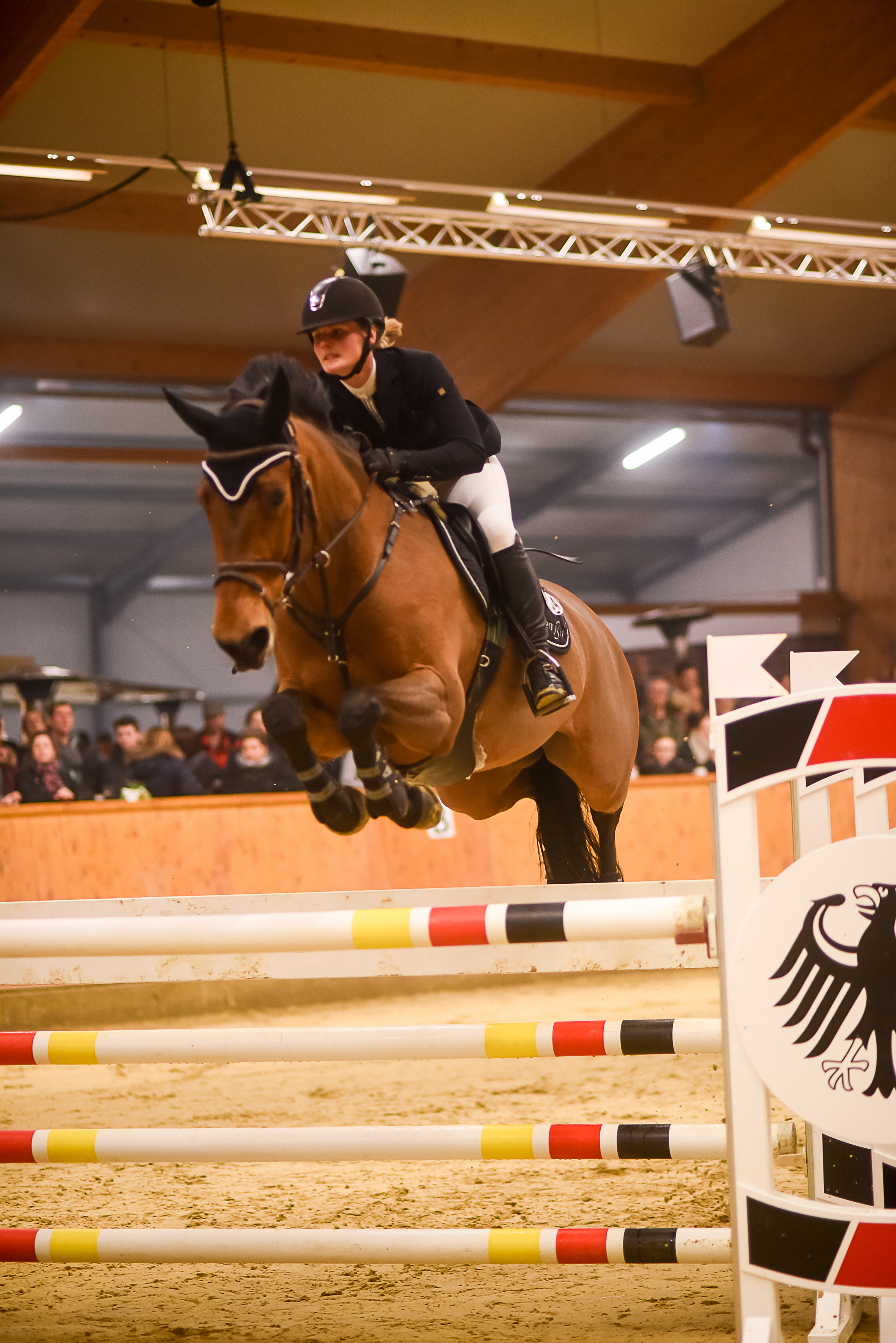Judith Emmers auf den Weg zum Sieg in der Springprüfung Kl. S.
