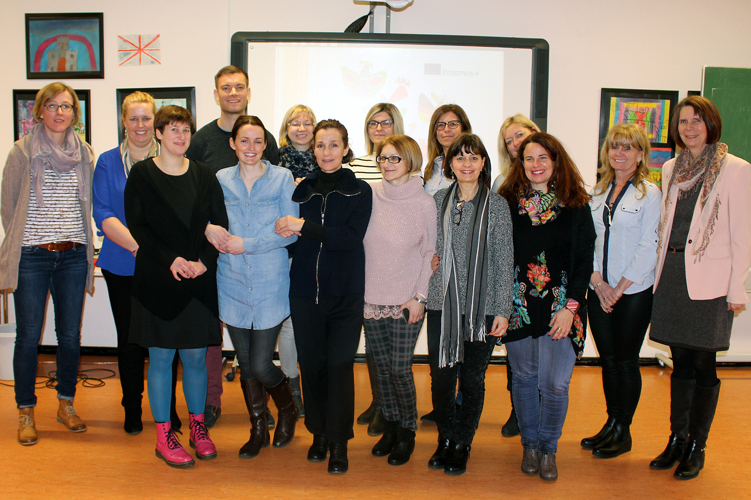 Die stellv. Schulleiterin Tanja Pfützner (rechts) und die Lehrerinnen Ilka Meier (links) und Sandra Busch (6. von links) freuen sich über den Besuch aus Unnas Partnerstädten