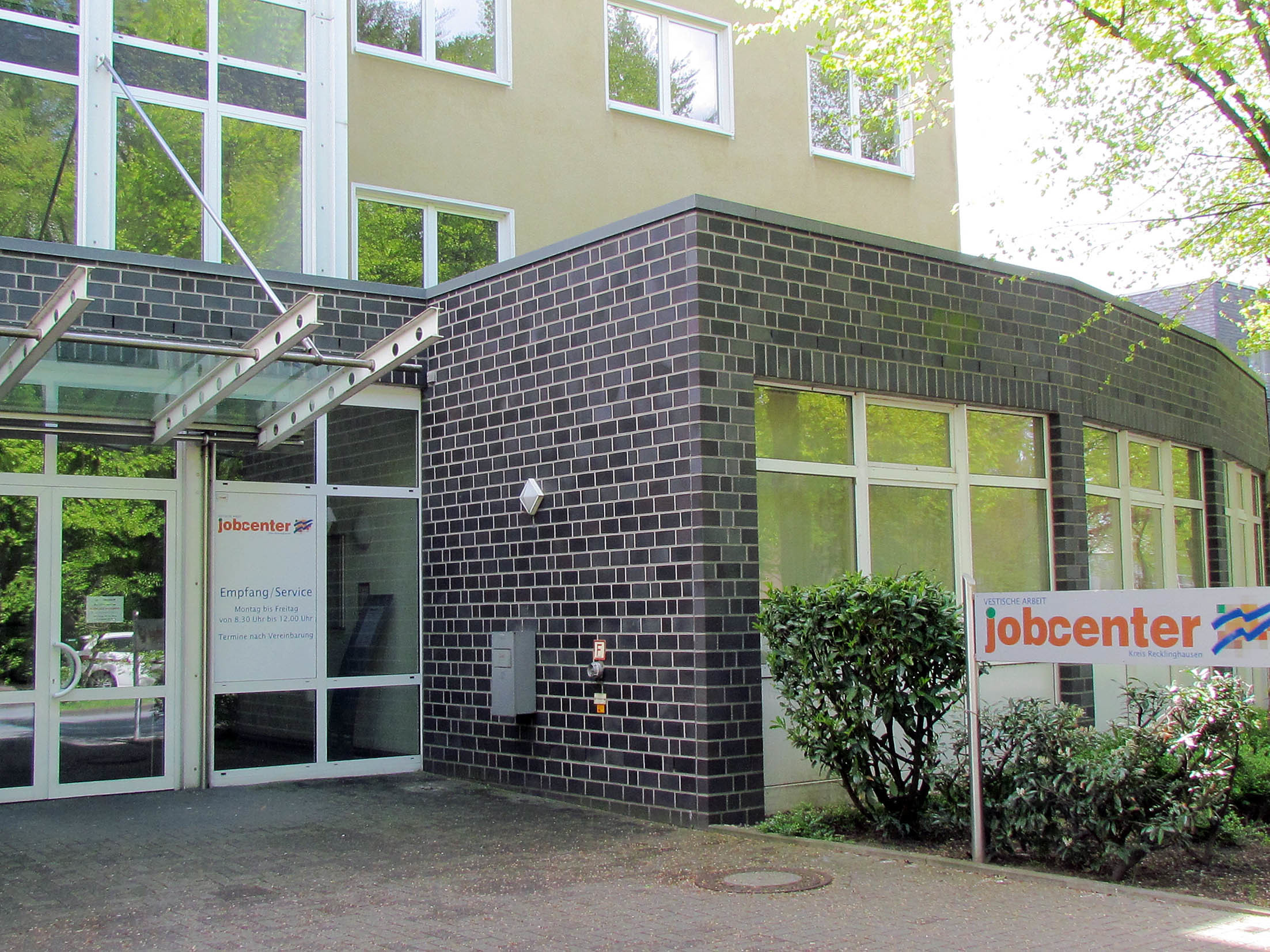 Im Gladbecker "jobcenter" wurde am Dienstag, 7. März, ein "verdächtiger Gegenstand" gefunden. Daher mussten alle Mitarbeiter und Kunden das Gebäude vorübergehend verlassen. Der Rucksack-Inhalt war aber völlig ungefährlich, bestand ausschließlich ausSchulutensilien.