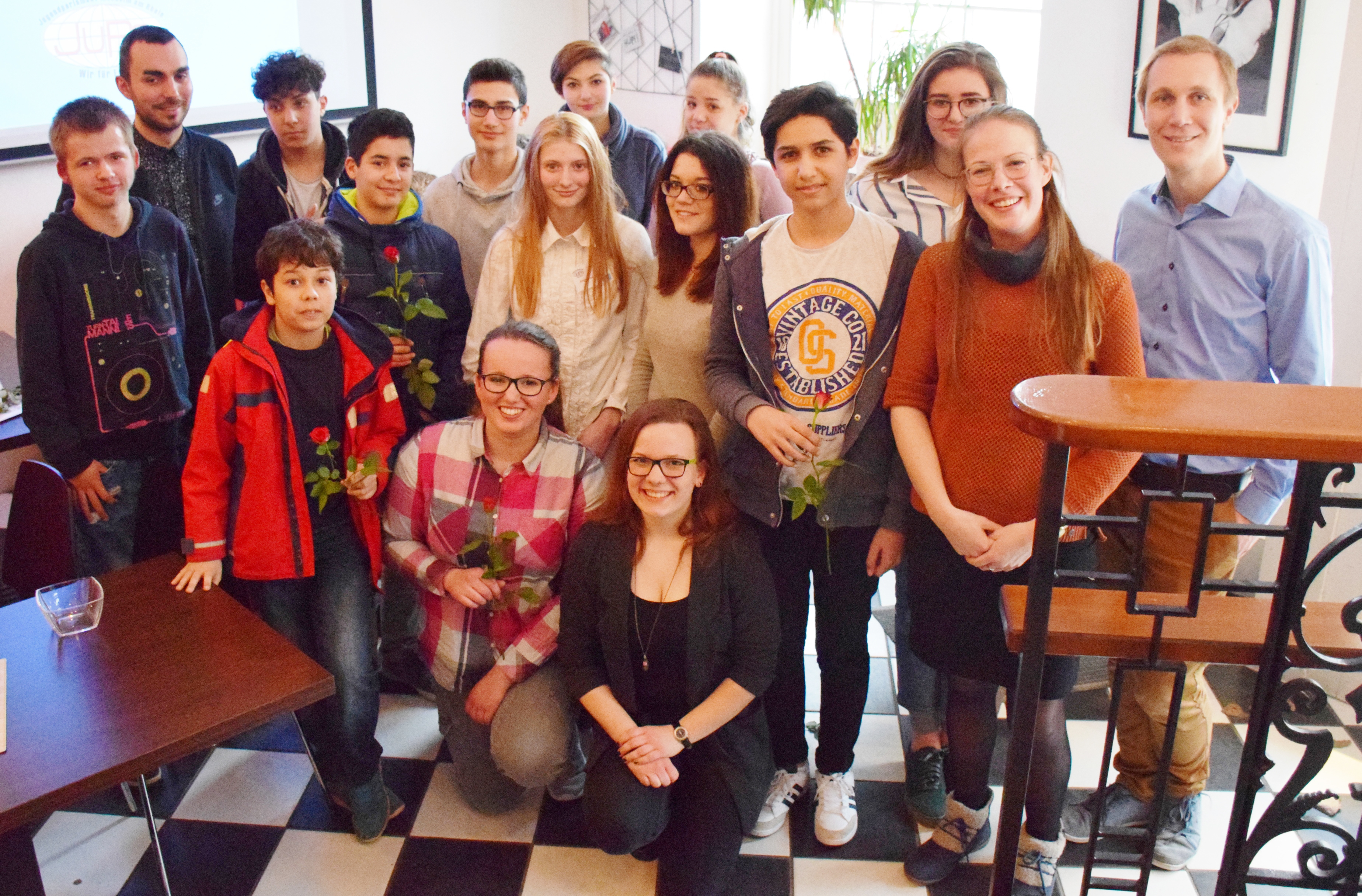 Bürgermeister Daniel Zimmermann (rechts) sowie Eva Heggemann (Zweite von rechts) und Fabian Andrick (Zweiter von links) vom städtischen Jugendbereich gratulierten den Jugendparlamentariern zu ihrer Wahl.