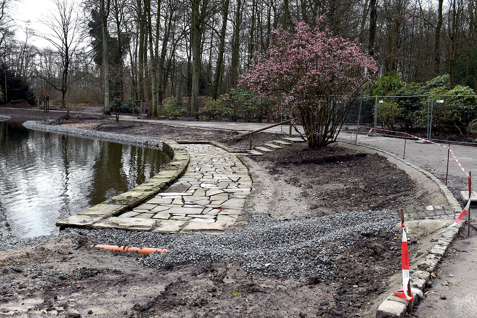 Die Uferlinie wird derzeit komplett überarbeitet und nach Entfernen der maroden Holzpalisaden teilweise komplett erneuert.Fotos (2): Debus-Gohl