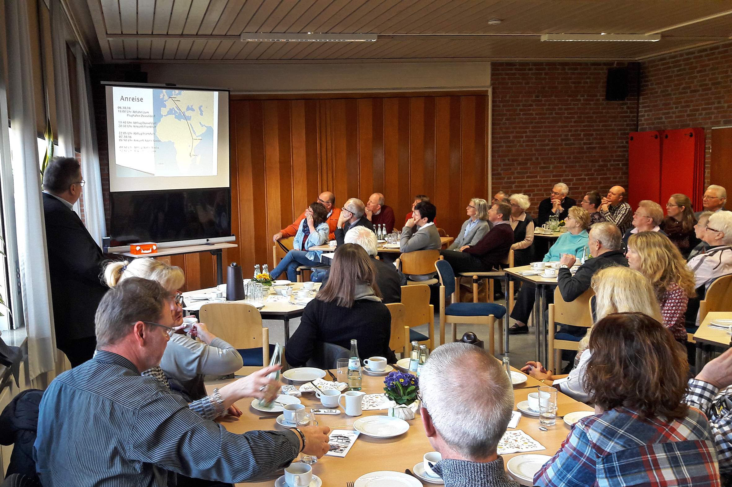 Beim Fastenessen lauschten die Teilnehmer dem interessanten Vortrag von Richard Vadder über die Malawi-Reise der Afrikafreunde.