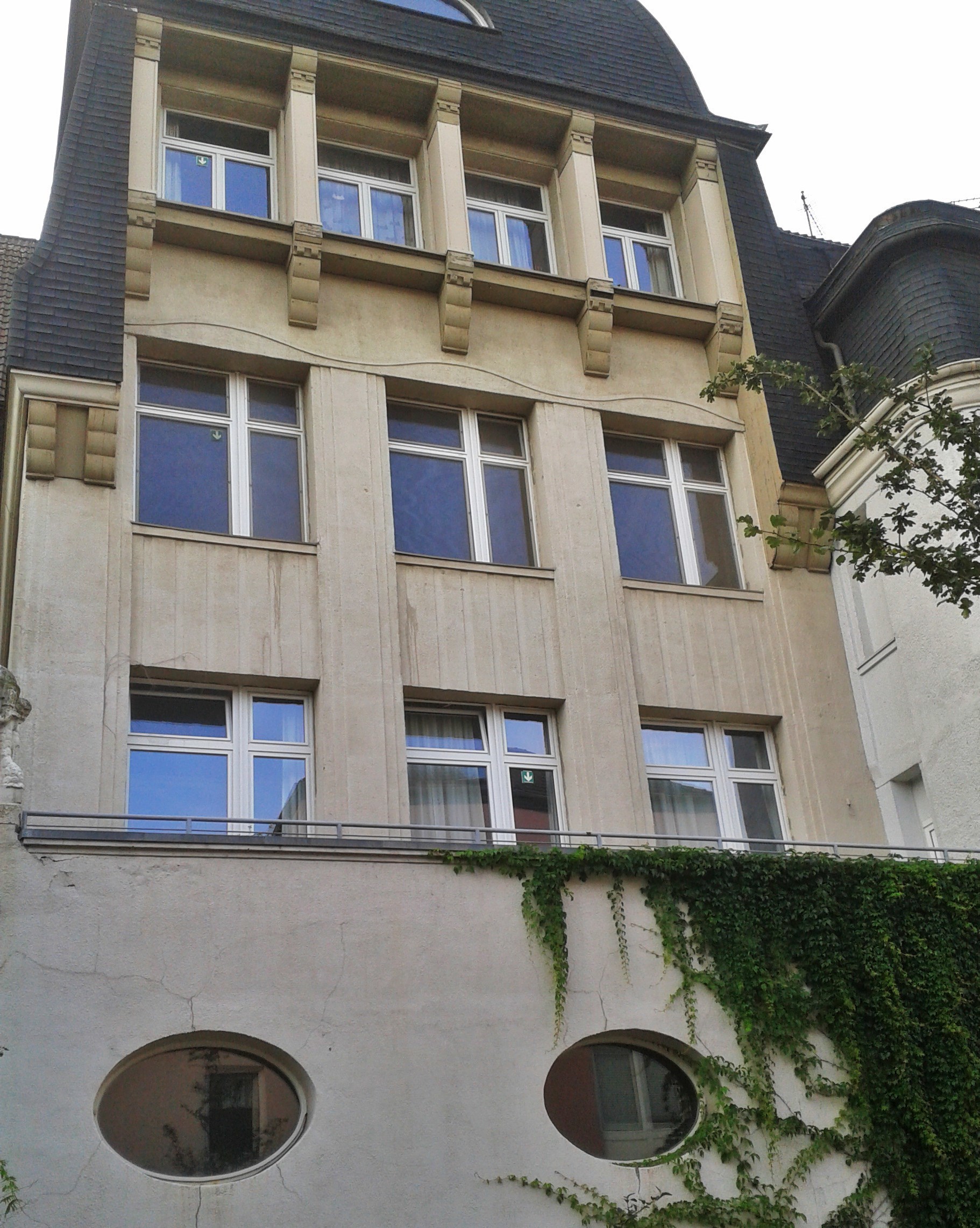 Detail der Tiegelschule an der Strassenseite zur Tiegelstrasse