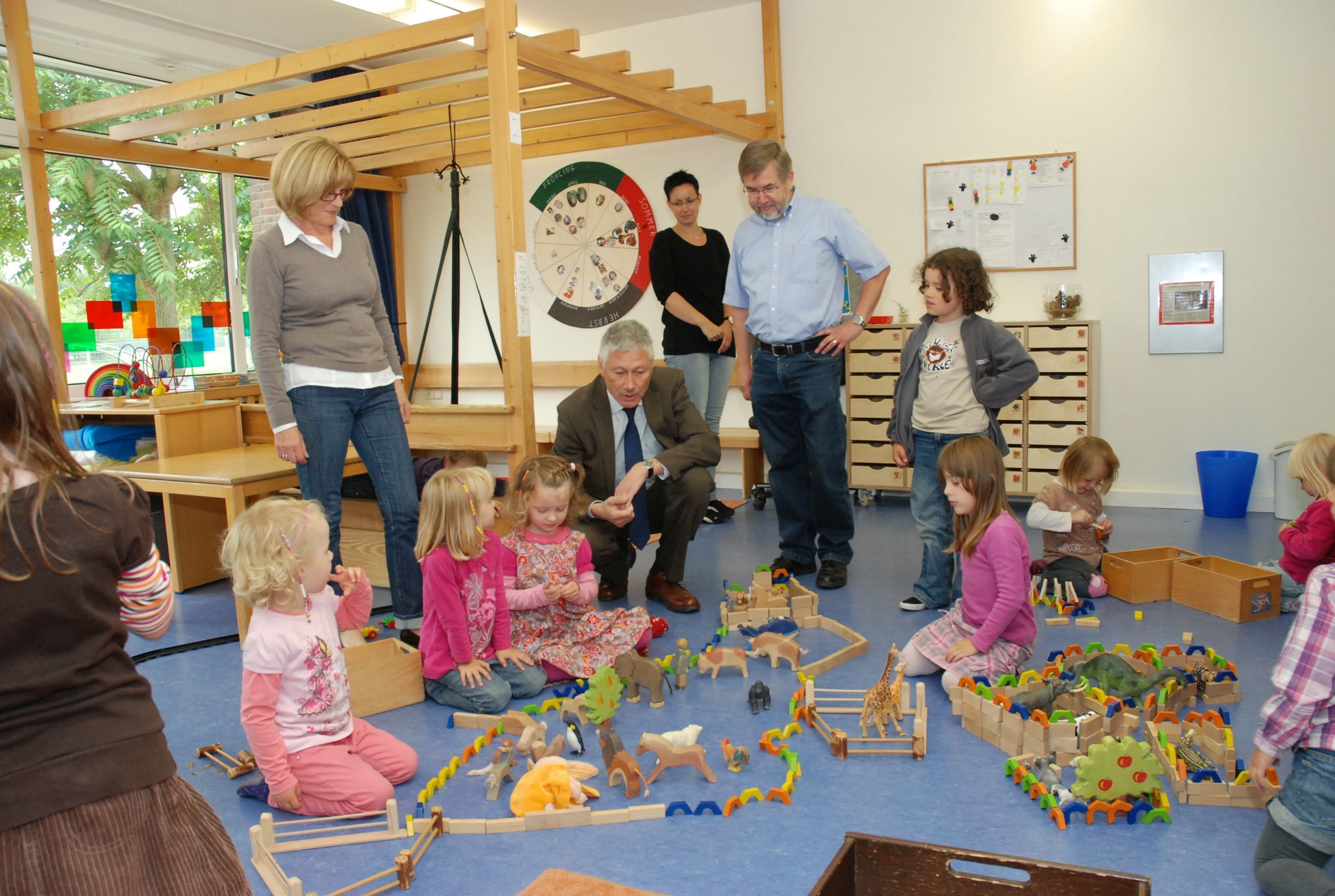 Die frühkindliche Bildung hat im Kreis Kleve einen besonders hohen Stellenwert. Das Foto zeigt Landrat Wolfgang Spreen bei einem Besuch des St.-Vincentus-Kindergartens in Rees-Mehr.