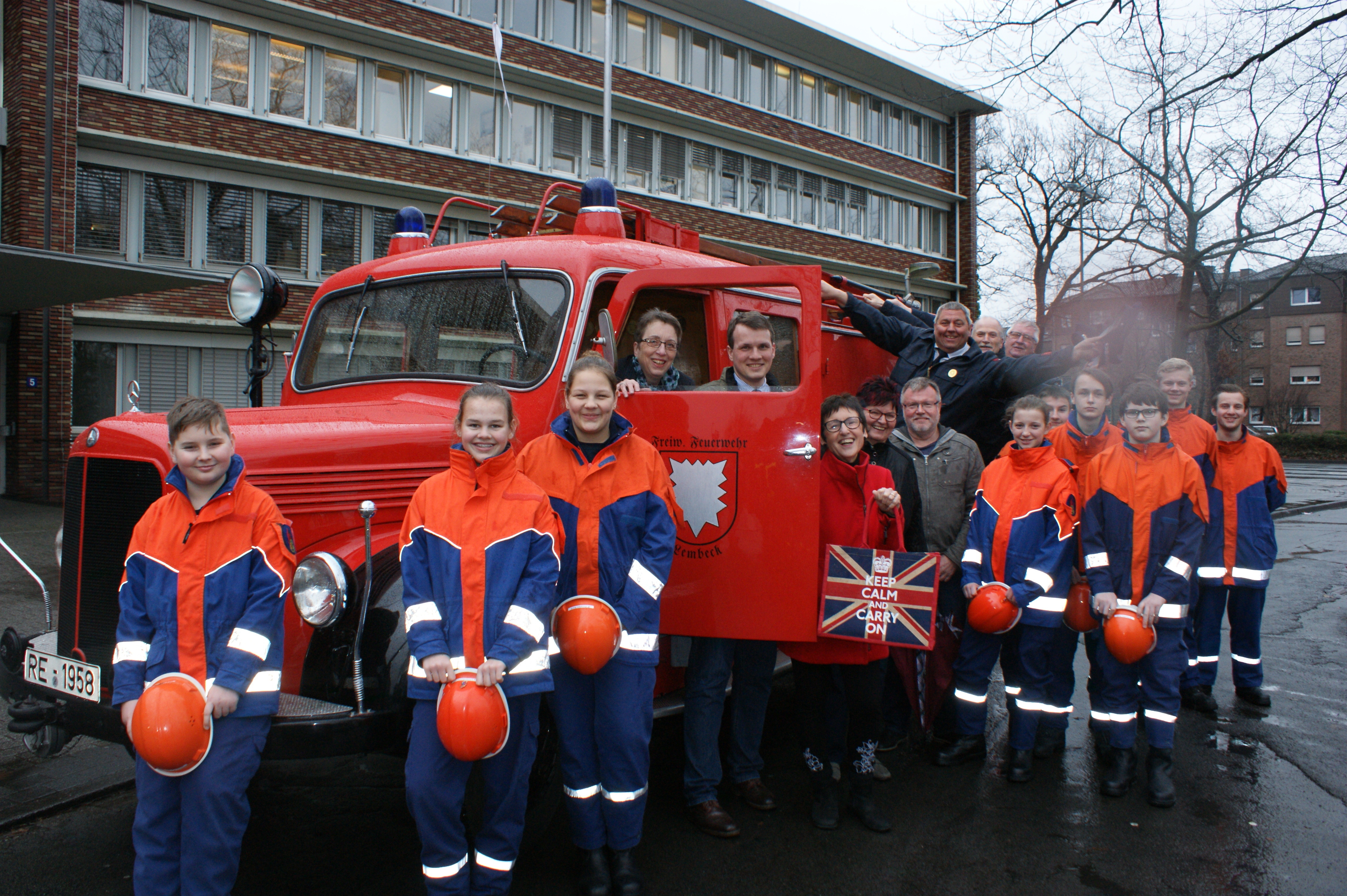 Die Crawley-Reisegruppe und Mitglieder der Jugendfeuerwehren, die von dieser Tour profitieren sollen. (Foto:Stadt Dorsten)